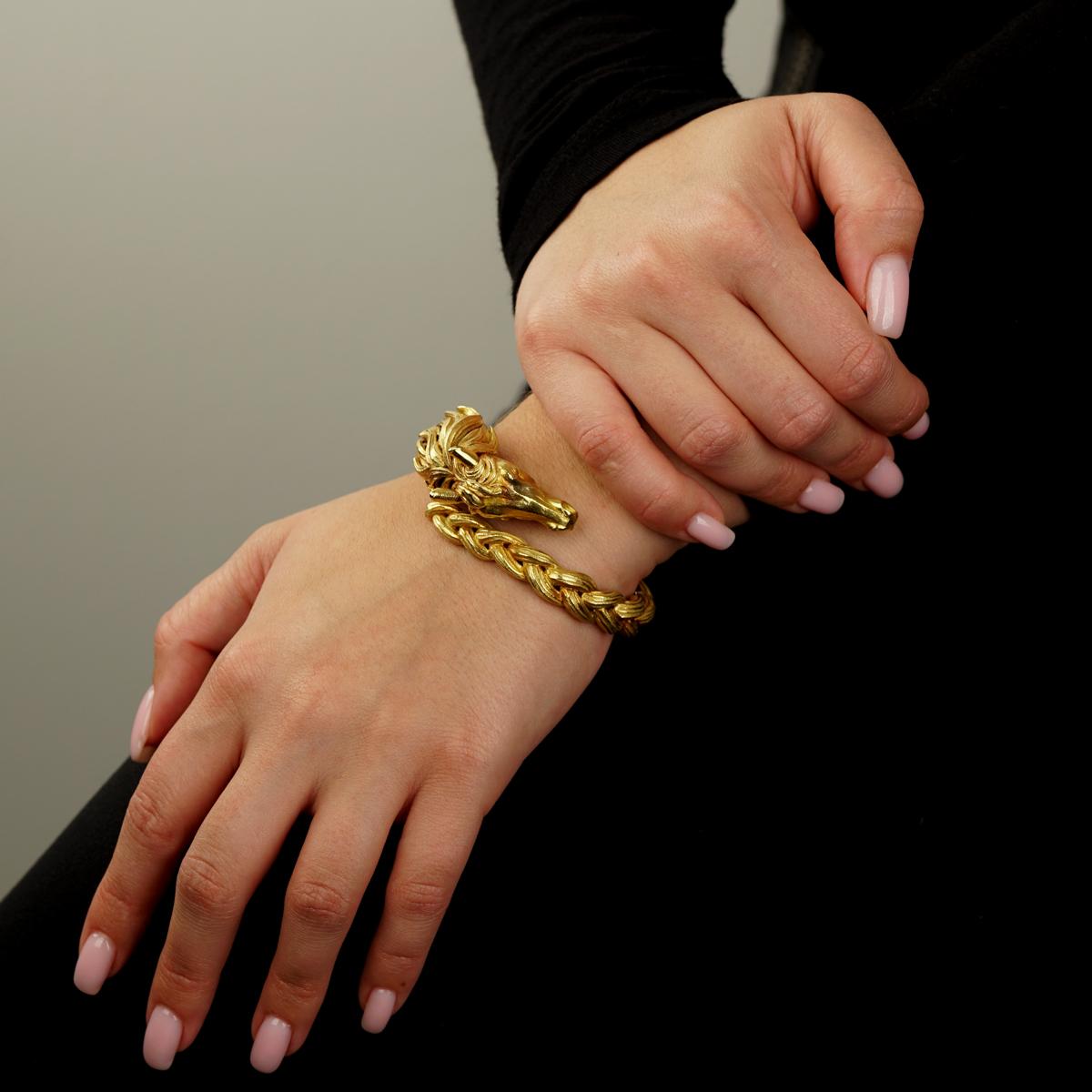Un magnifique bracelet Hermès représentant une tête et une crinière de cheval en or jaune 18 carats. Le bracelet pèse 117,3 grammes.

Sku : 916