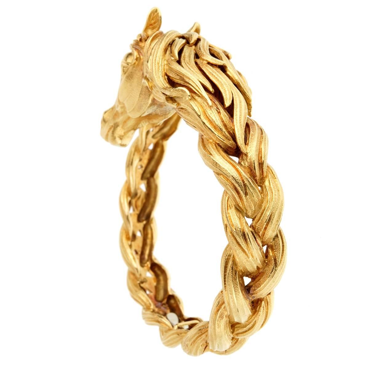 Armreif aus Gold mit Pferdekopf von Hermes Damen im Angebot