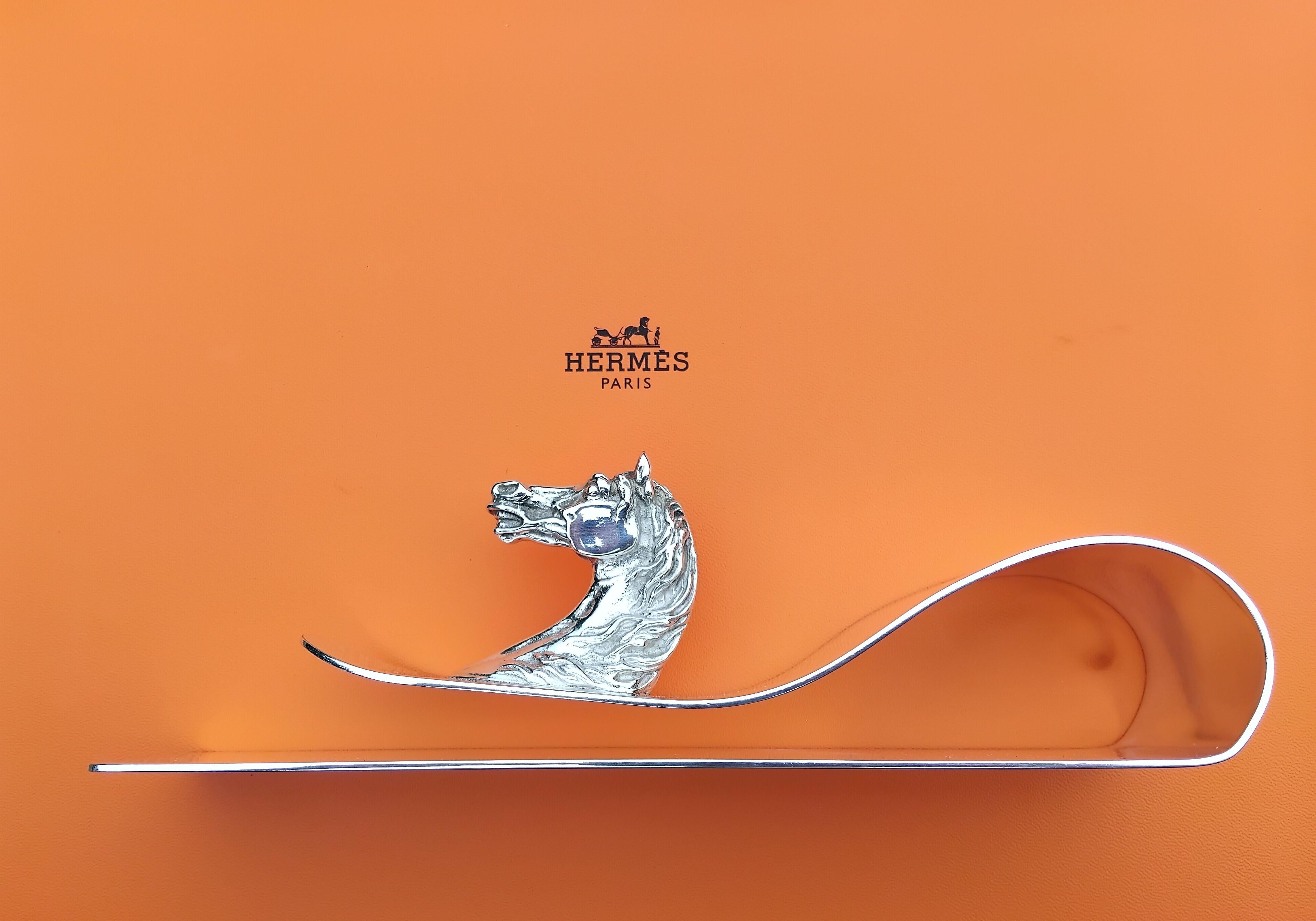 Atemberaubend authentische Hermès Büroklammer

Großer Clip mit einem majestätischen Pferdekopf mit atemberaubenden Details

Absolut charmant, perfekt als Papier-/Zeitungsklammer oder Briefbeschwerer, oder einfach als Dekoration zu