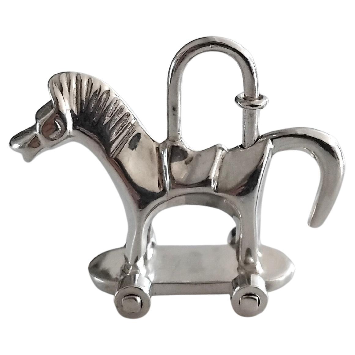 Rare and Exceptional Authentic Hermès Padlock

Can be used as bag Charm

In shape of a cute horse on wheels

Special Edition 