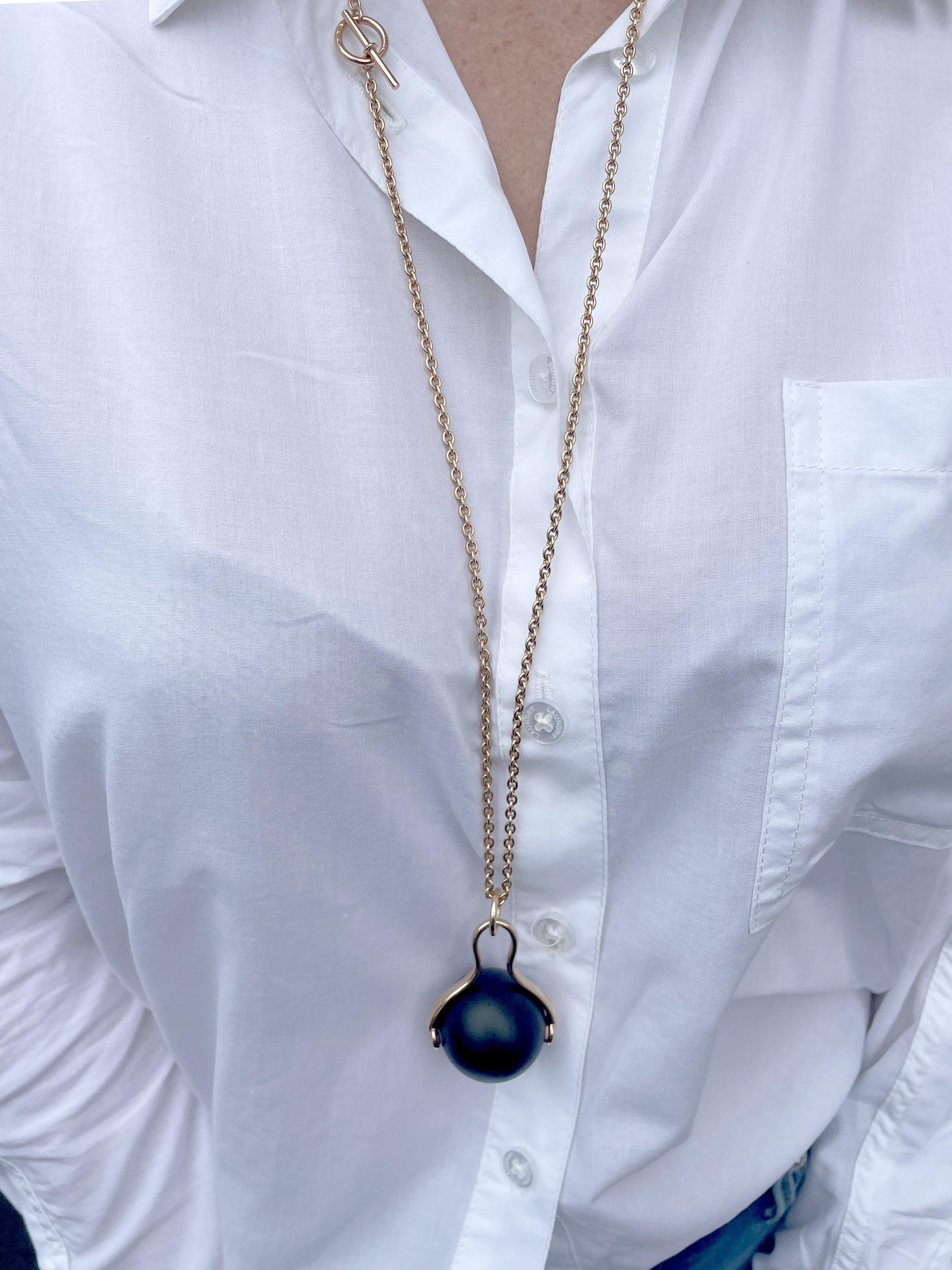 La collana con ciondolo Sautoir in oro rosa 18k di Hermès Horsebit è un raffinato mix di design senza tempo ed eleganza moderna. La catena da 33 pollici in oro rosa si drappeggia con grazia ed è fissata con una chiusura a T lucida. Un sorprendente