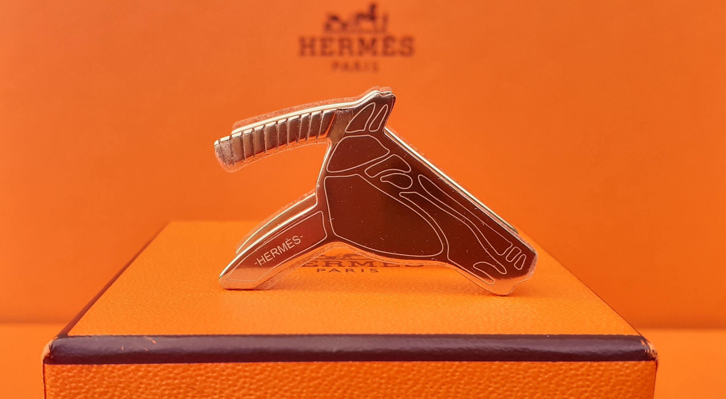 Beautiful Authentic Hermès Scarf Ring

Shaped in a Horse's Head / Drawing on one side

Made in France

Made of Permabrass

Colorways: Pale Yellow Gold, between Yellow gold and Rosé Gold

Measurements: 
- Around 3,6 cm Length (1,42')
- Around 2 cm