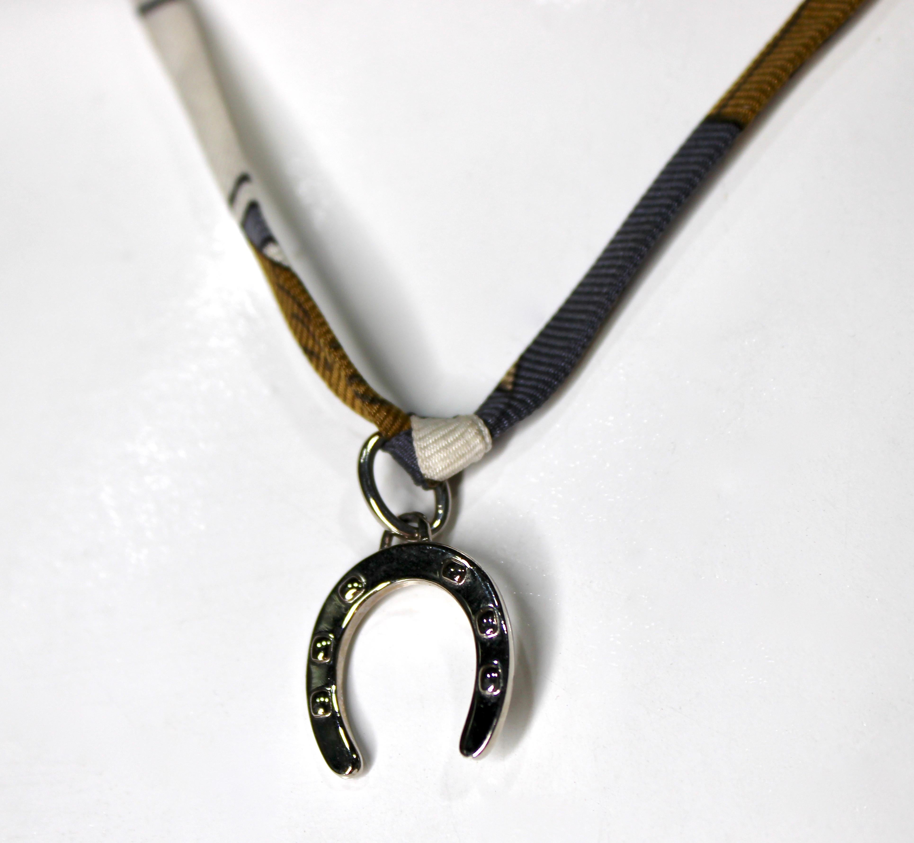 Collar de corbata con colgante Hermes Herradura en venta 1