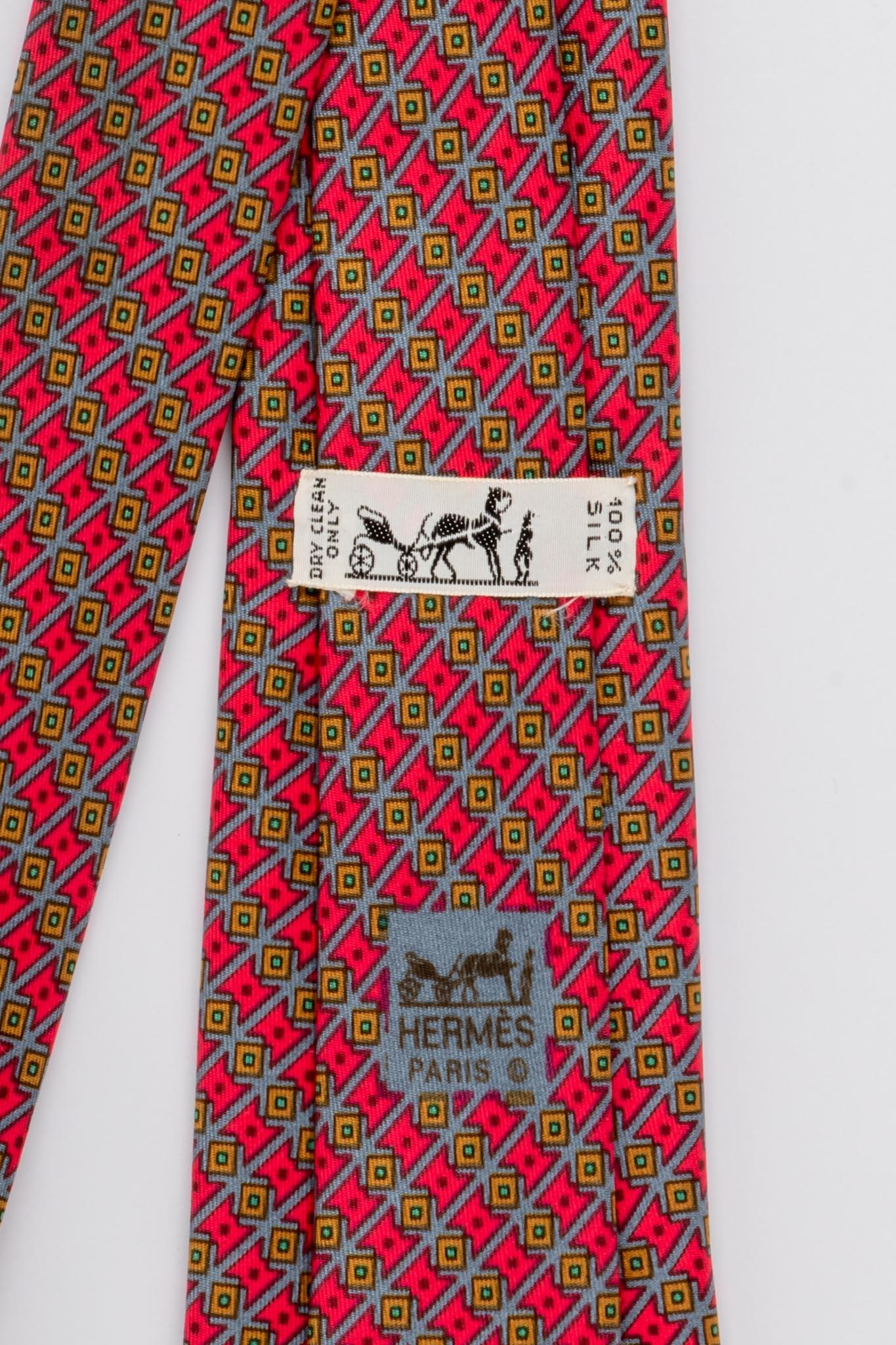 Hermès - Cravate en soie géométrique rose vif Excellent état - En vente à West Hollywood, CA