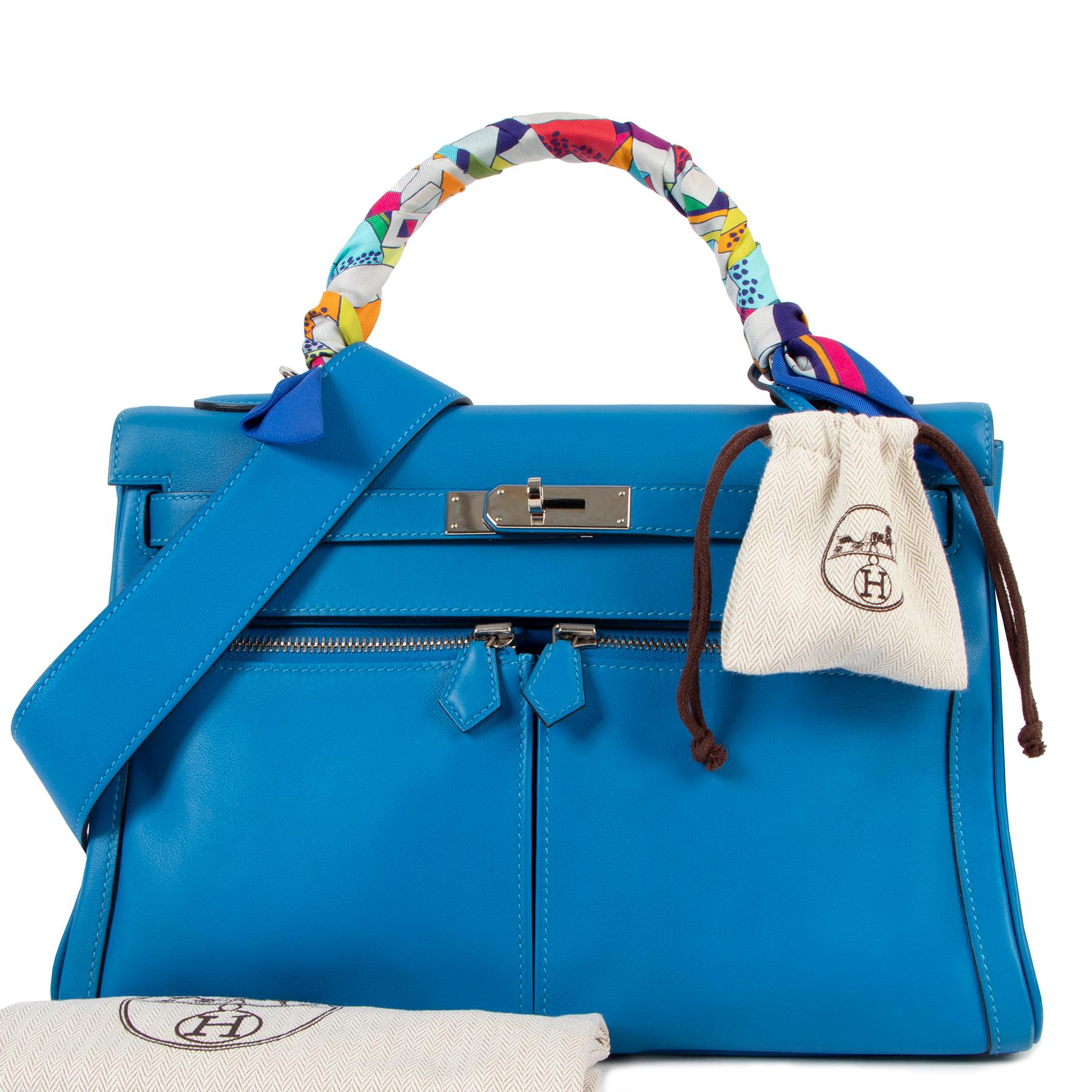 Hermès HSS Kelly 32 Lakis Bleu Hydra Swift PHW

Made to measure! This special-order Hermès Kelly Lakis disguitished itself by the horseshoe stamp.

Created by the Greek designer Lakis Gavalis in the early 2000's, this reimagined Kelly bag expodes