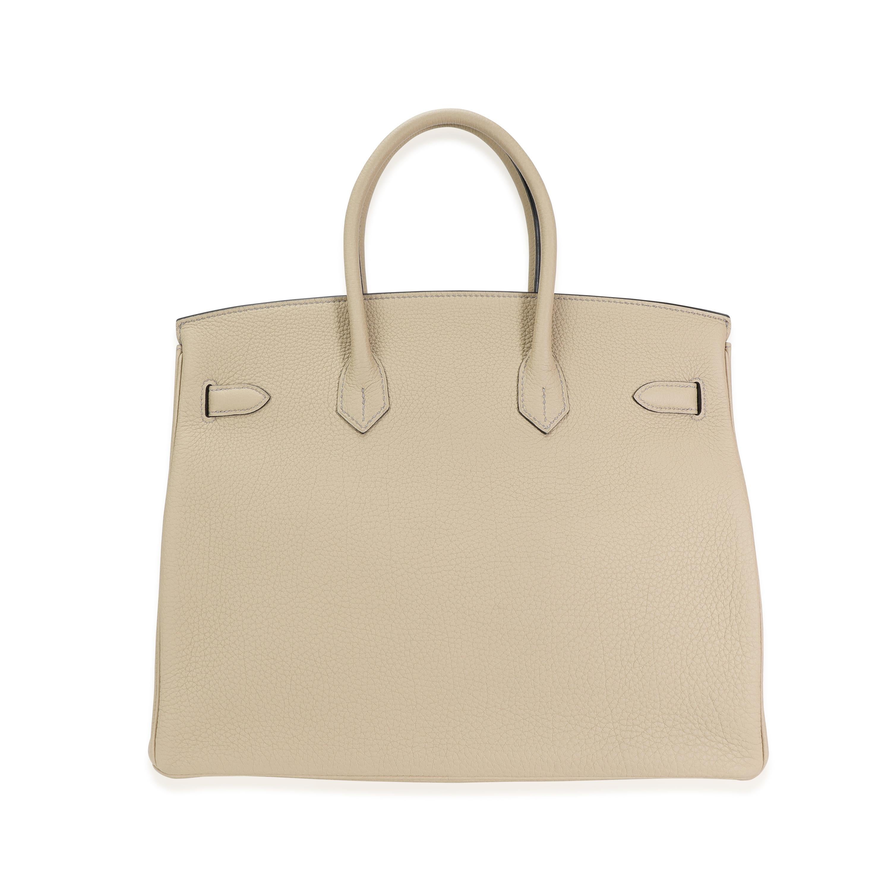 Titolo: Hermès HSS Verso Trench & Capucines Togo Birkin 35 GHW
SKU: 117610
Condizioni: Usato (3000)
Condizioni della borsa: Molto buono
Commenti sulle condizioni: Condizioni molto buone. Plastica sulla ferramenta. Lievi segni agli angoli vicino alla