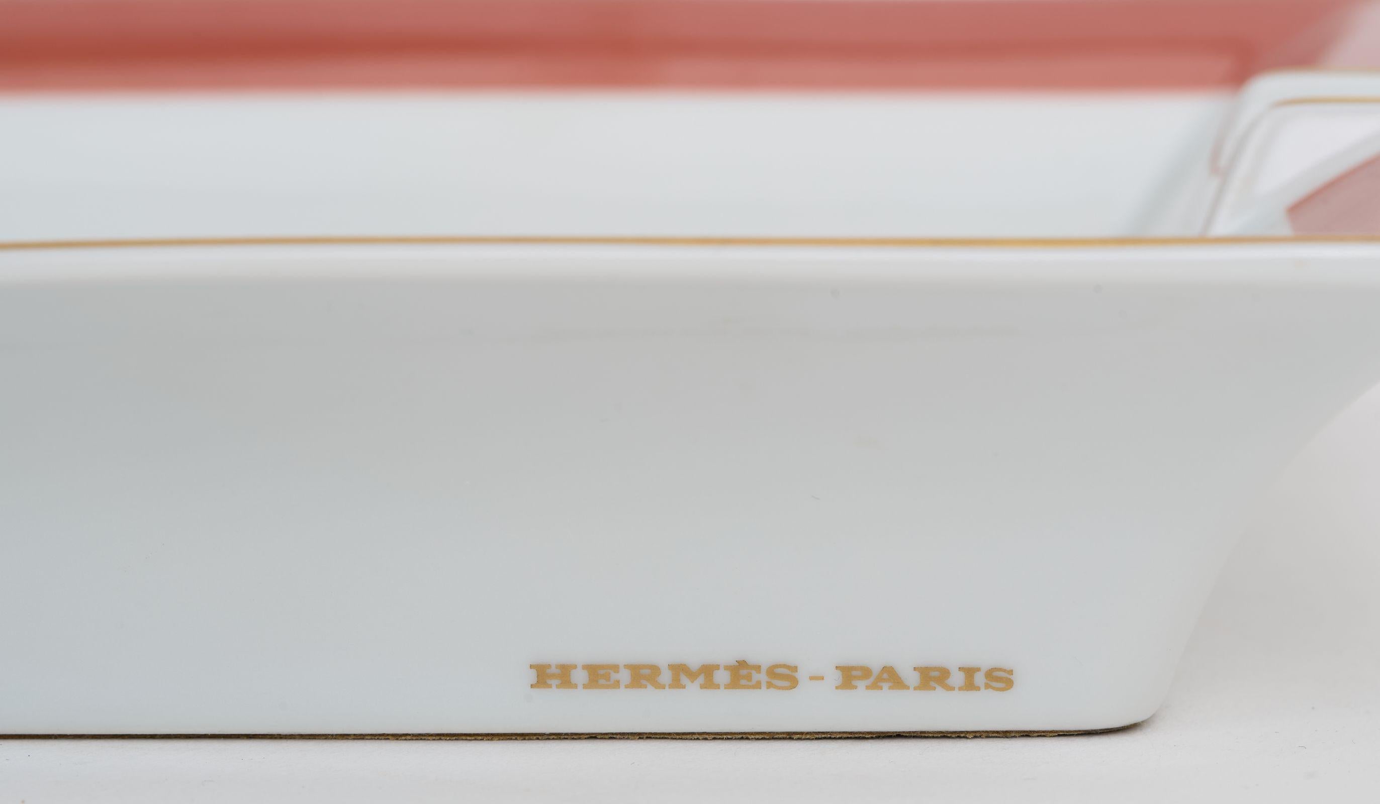 Hermès Jagdhunde Porzellan Aschenbecher (Grau) im Angebot