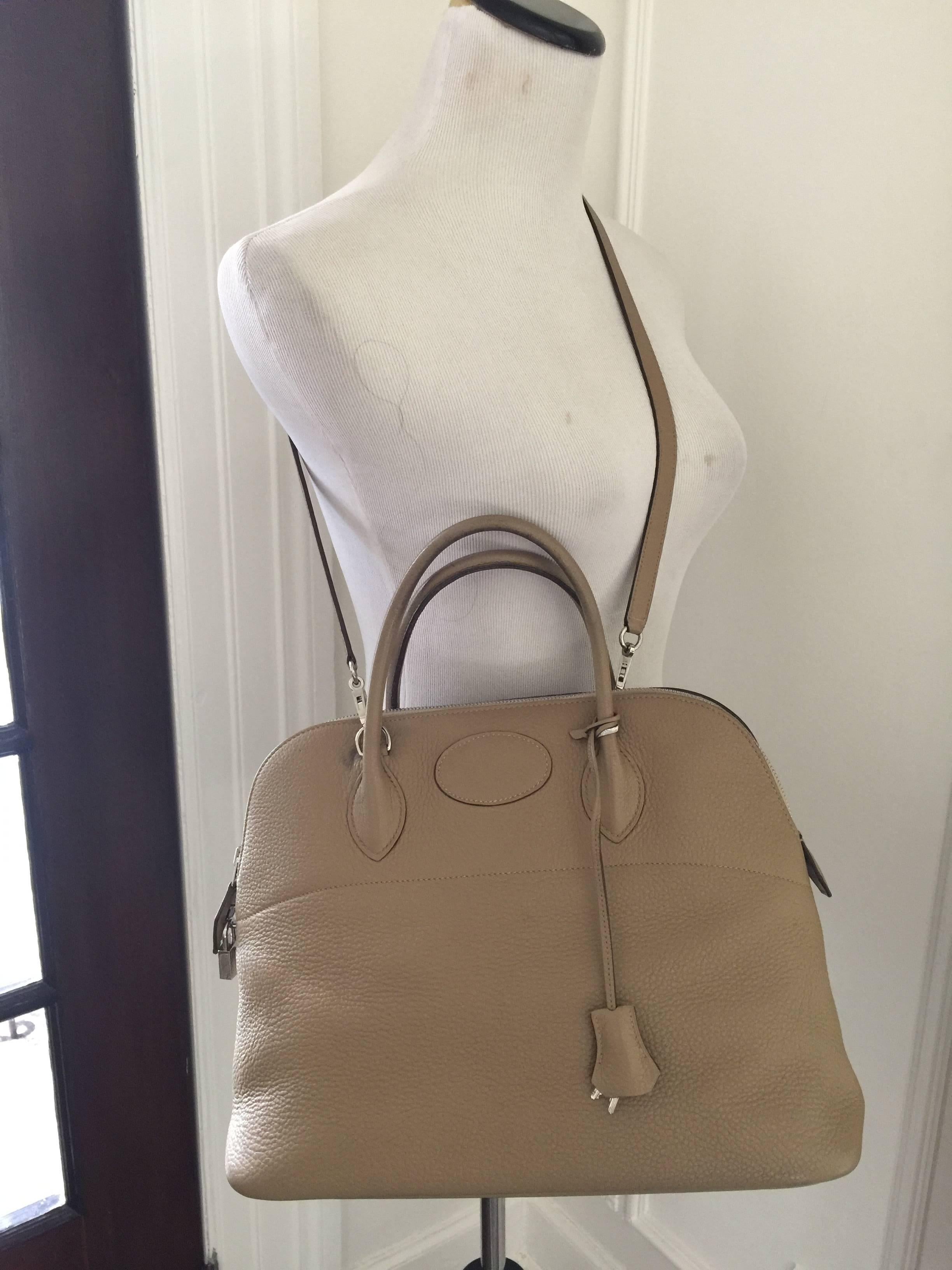 Stunning Hermes Bolide 35 bag, in supple Clemence textured leather.
Neutral Parchemin color with Palladium hardware.
Bottom and corners show very little sign of wear.
Dual rolled handles has some signs of wearr in the center.
Beautiful inside