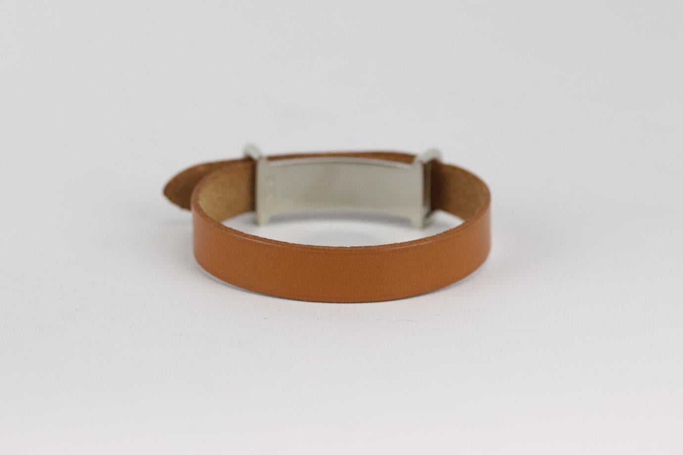 Hermès Idem leather bracelet. Tan. Buckle fastening at front. Does not come with box or dustbag. Min. Length: 7 in. Max. Length: 7.6 in. Very good condition - No sign of wear; see pictures.
