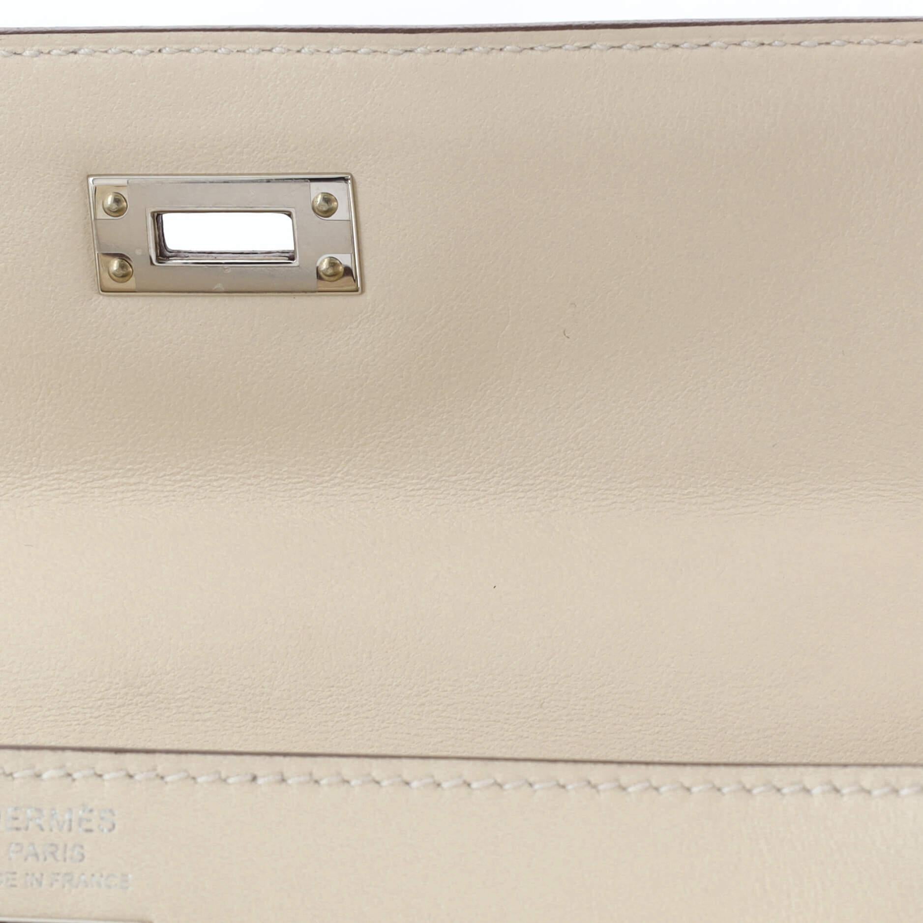 Hermes In and Out Kelly Handbag Limited Edition Swift with Palladium Hardware 25 For Sale 4