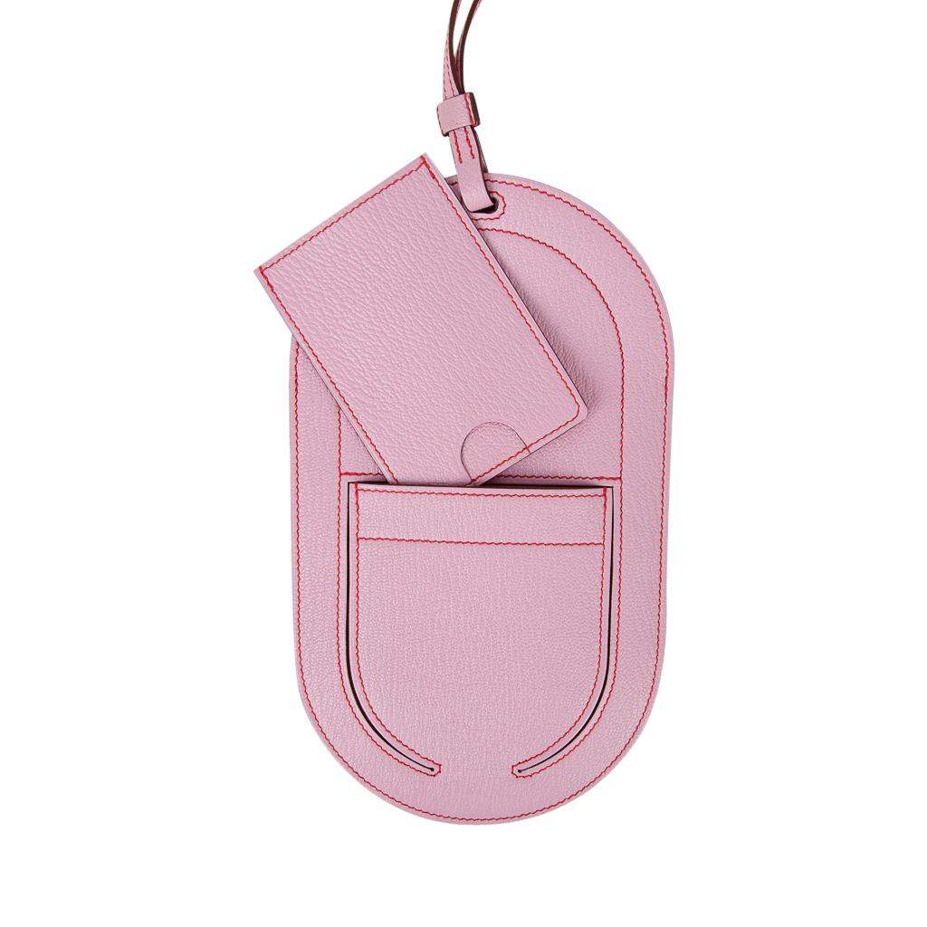 Mightychic offre una custodia Hermes In-The-Loop Phone To Go GM nel colore Mauve Sylvestre.
Squisito color malva nell'ambita pelle di capra Mysore (Chevre).
Stitch by Stitch a contrasto. 
Un porta carte di credito rimovibile.
Tracolla lunga.
Adatto
