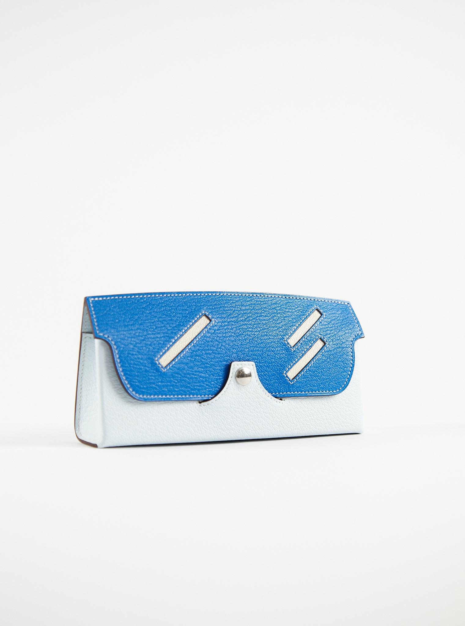 Hermès In the Loop Wink Glasses Case in Blue Brume & Blue France  

Chevre Mysore Leather with Palladium Plated Snap Closure 

Removable lanyard

Accompanied by: Hermès Box & Ribbon 

Dimensions: L 7.1
