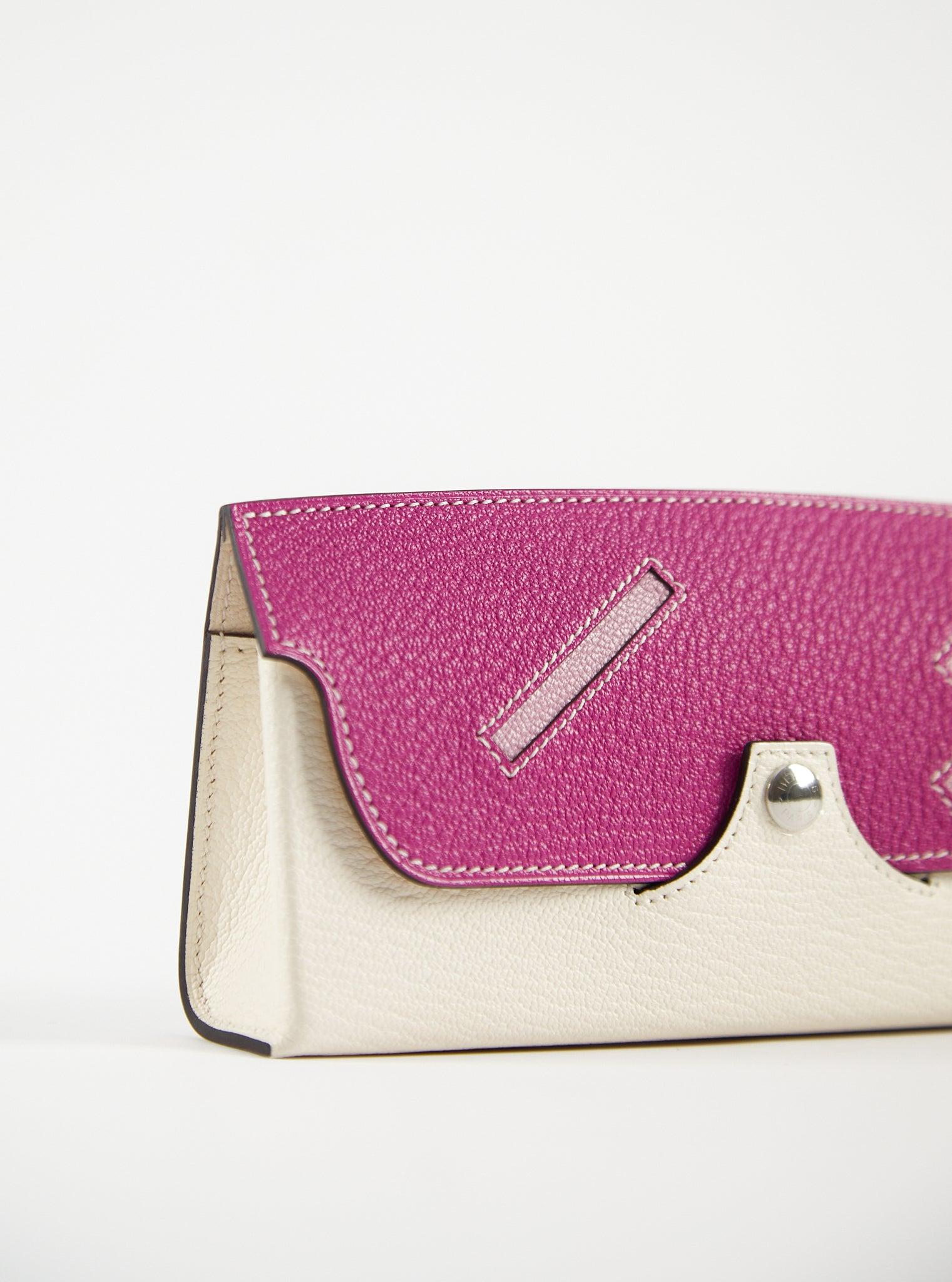 HERMÈS IN THE LOOP WINK GLASSES CASE NATA & FUCHSIA Chevre Mysore Leather In Excellent Condition For Sale In London, GB