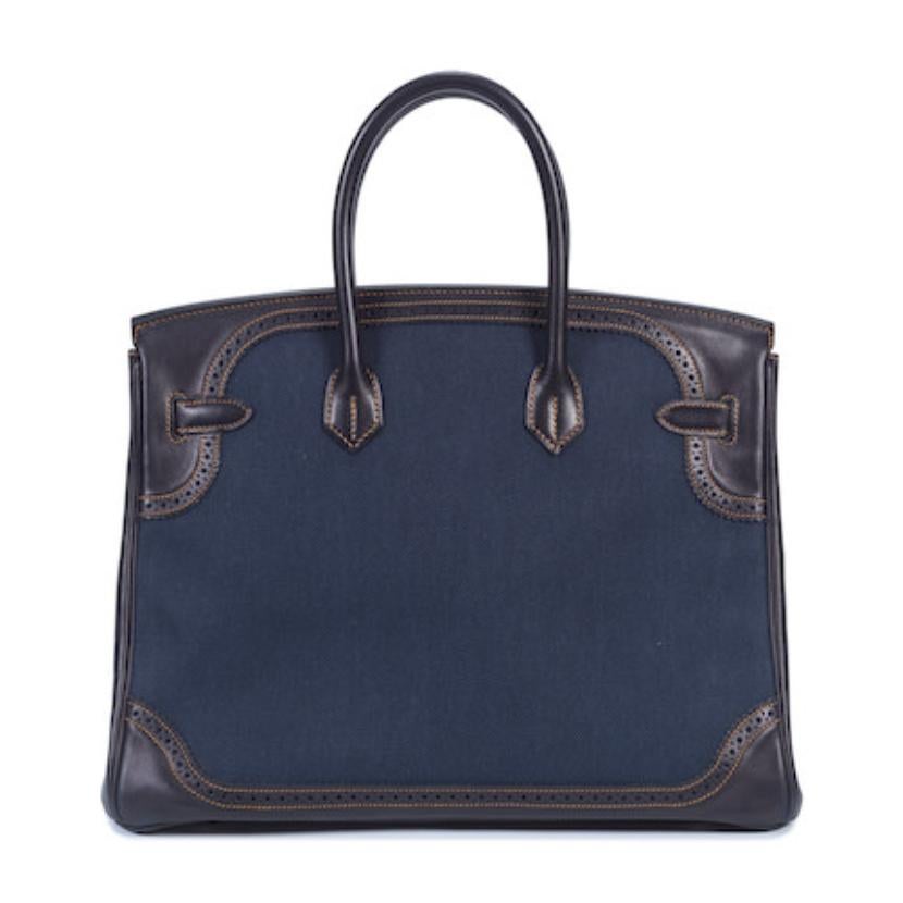 The Ghillies bags referred specifically to a Scottish version of the shoe, known as the ‘ghillie brogue’.
A highly sought-after and sophisticated piece this Hermès Indigo Denim and Navy Blue Evercalf Leather Ghillies Birkin 35 is a truly special bag