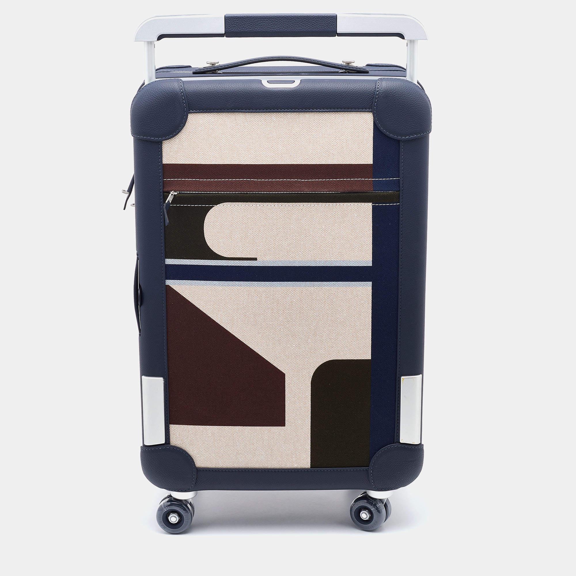 Travel to the places your heart desires with this Hermes suitcase. It is made of canvas and leather in a spacious size. Robust and ultra-mobile, it glides along smoothly on its four wheels, while its ingeniously arranged interior boasts many
