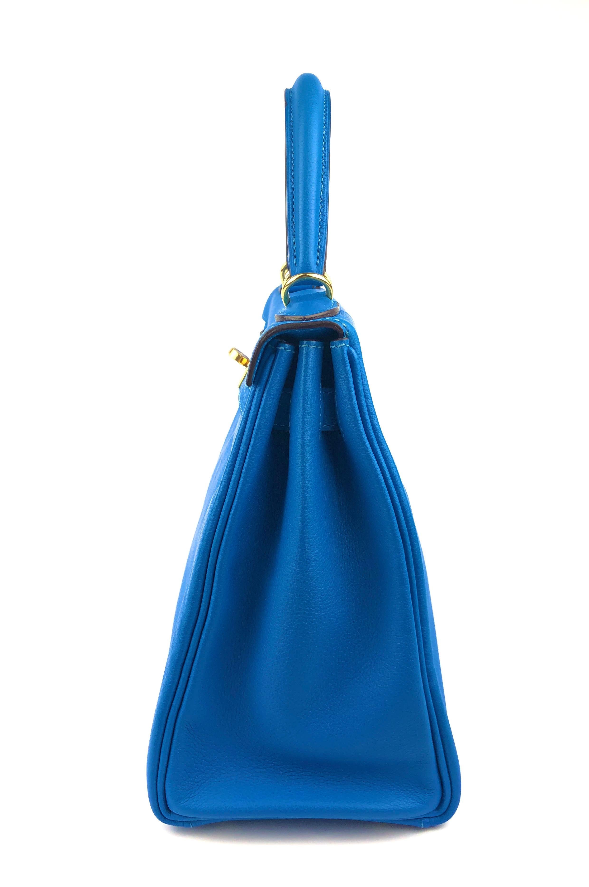 Hermès - Kelly bleu intense Evercolor 28 cm avec accessoires en or Neuf - En vente à Palm Beach, FL