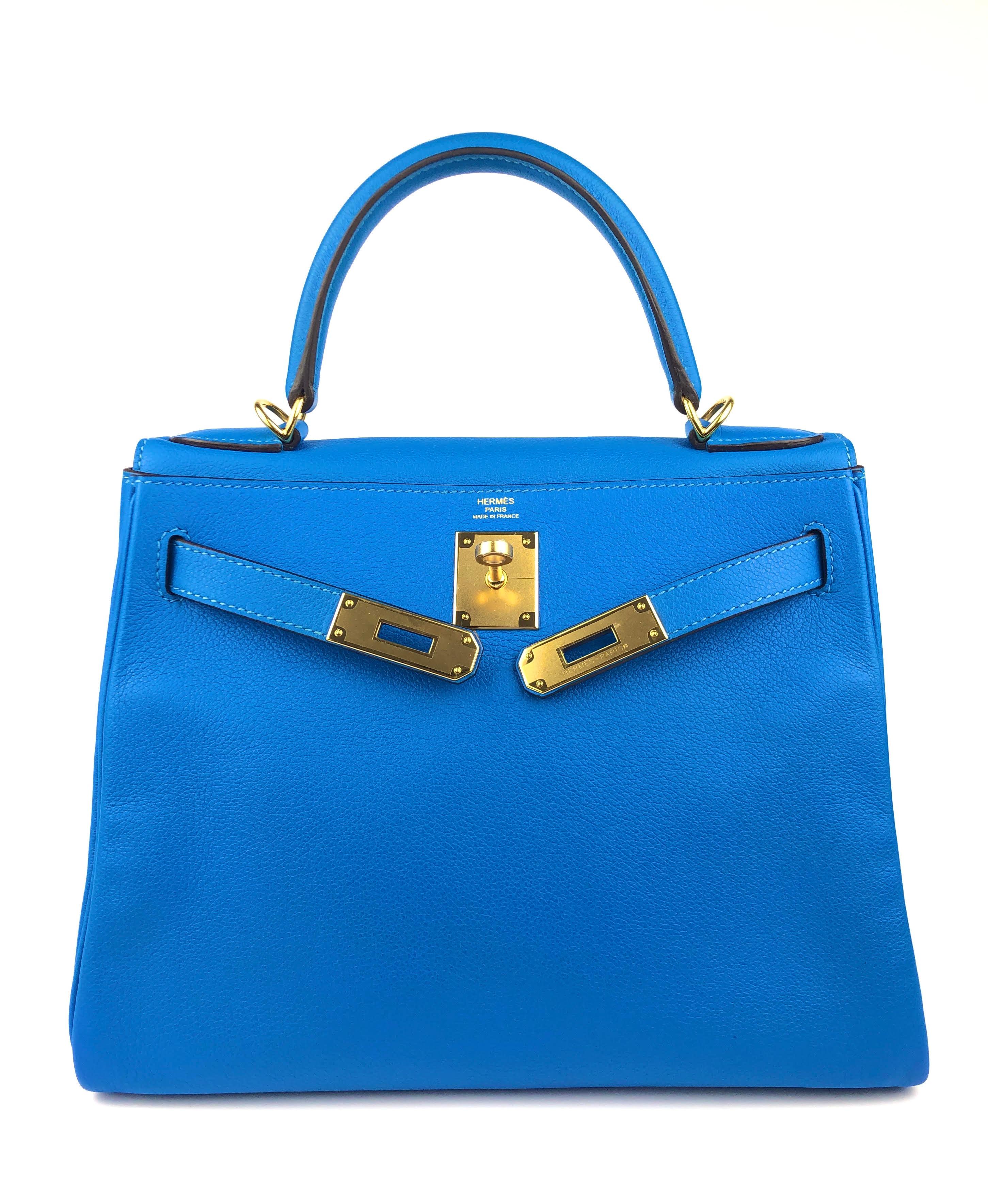 Hermès - Kelly bleu intense Evercolor 28 cm avec accessoires en or Unisexe en vente
