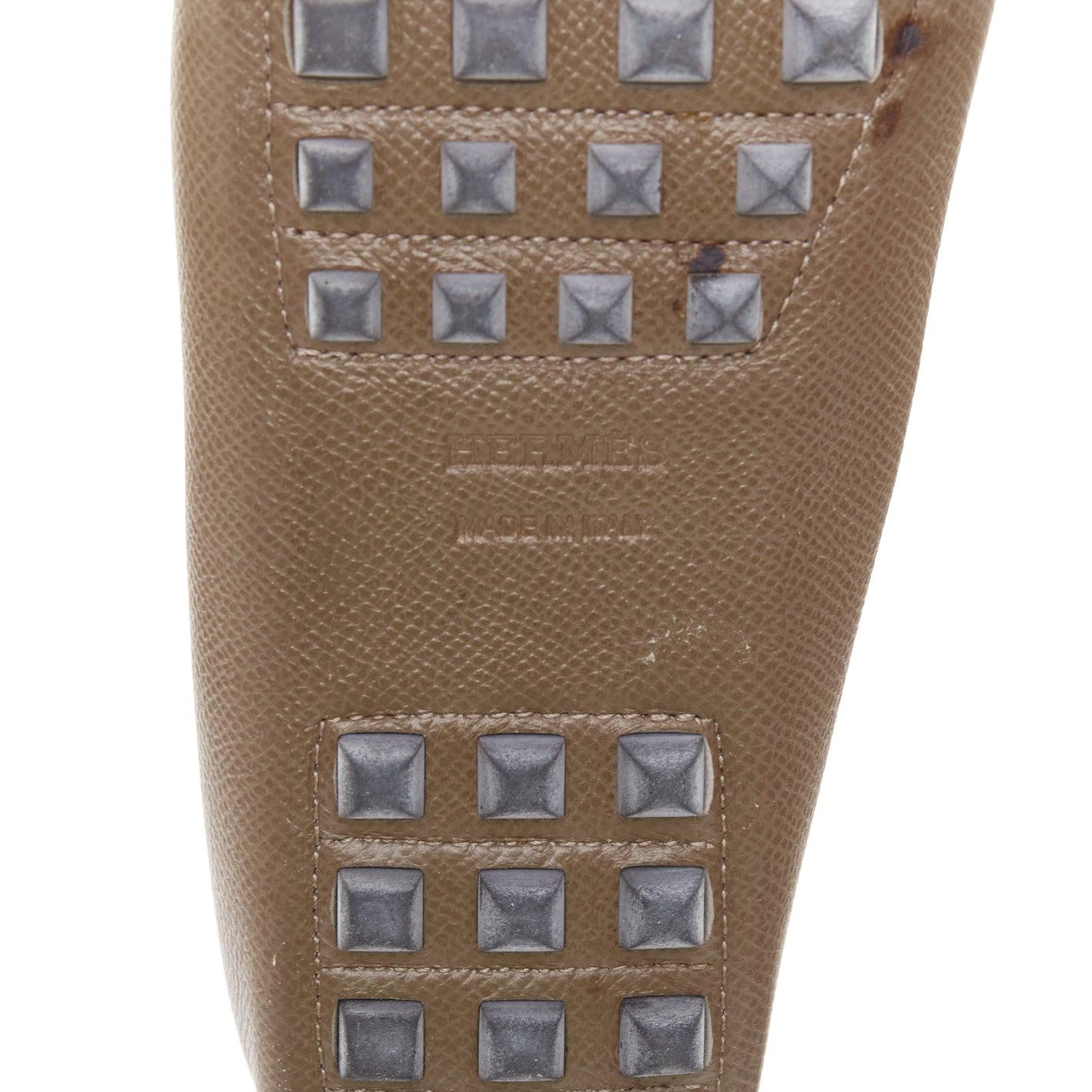 HERMES Irving stone taupe in pelle con borchie d'argento EU35.5 in vendita 5