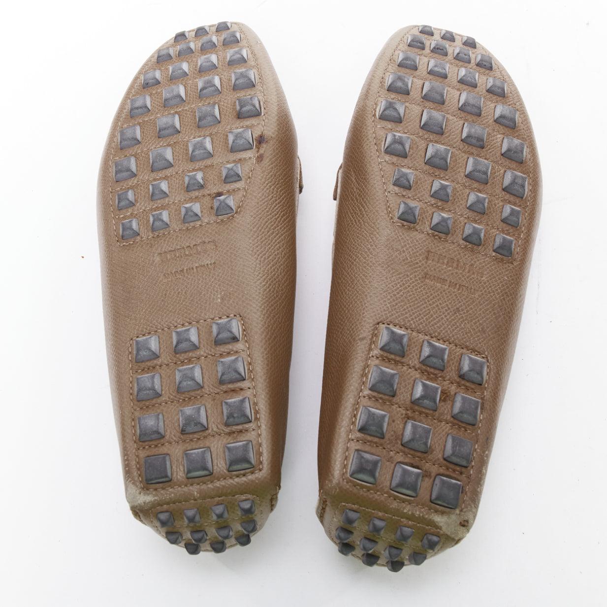 HERMES Irving stone taupe in pelle con borchie d'argento EU35.5 in vendita 6