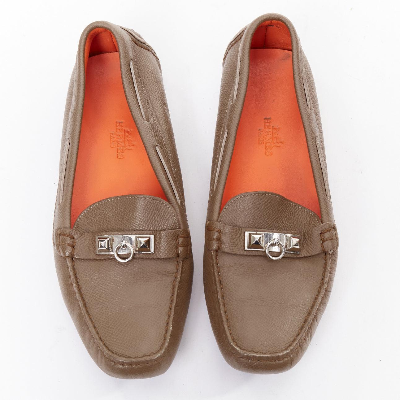 HERMES Irving stone taupe in pelle con borchie d'argento EU35.5
Riferimento: CNPG/A00127
Marchio: Hermes
Model: Irving
Materiale: Pelle
Colore: Marrone, Argento
Modello: Tinta unita
Chiusura: Slip On
Fodera: Pelle arancione
Prodotto in: