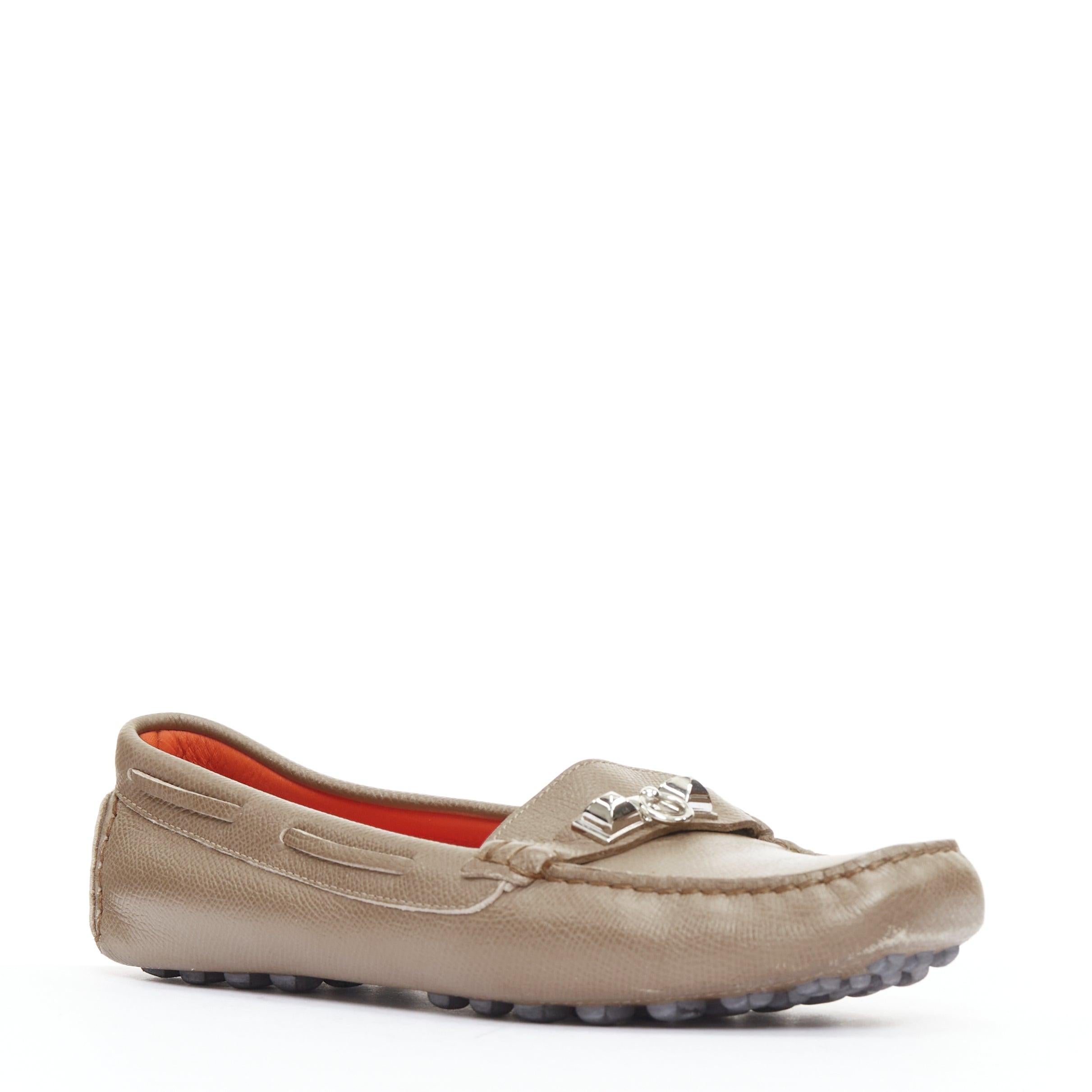 Marrone HERMES Irving stone taupe in pelle con borchie d'argento EU35.5 in vendita