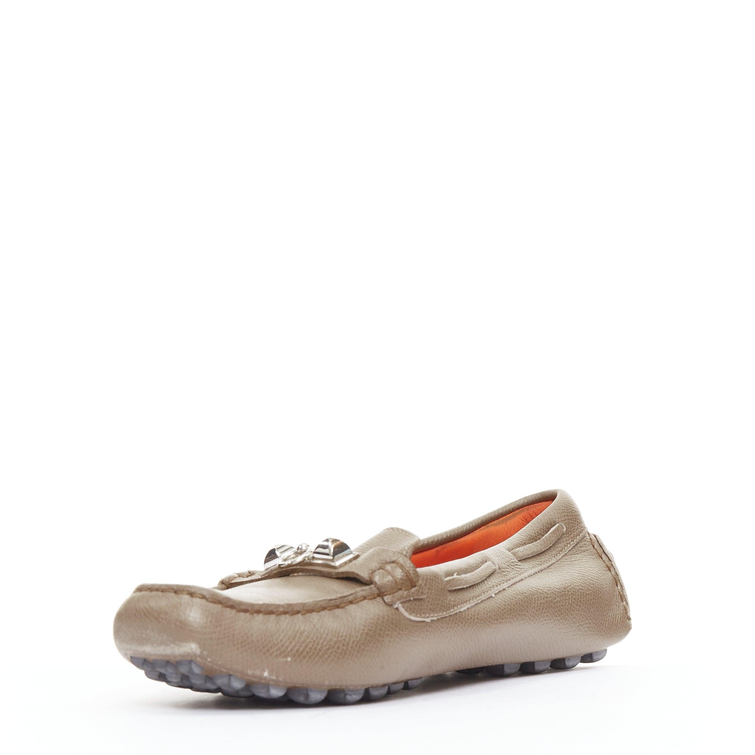 HERMES Irving stone taupe in pelle con borchie d'argento EU35.5 In condizioni discrete in vendita a Hong Kong, NT