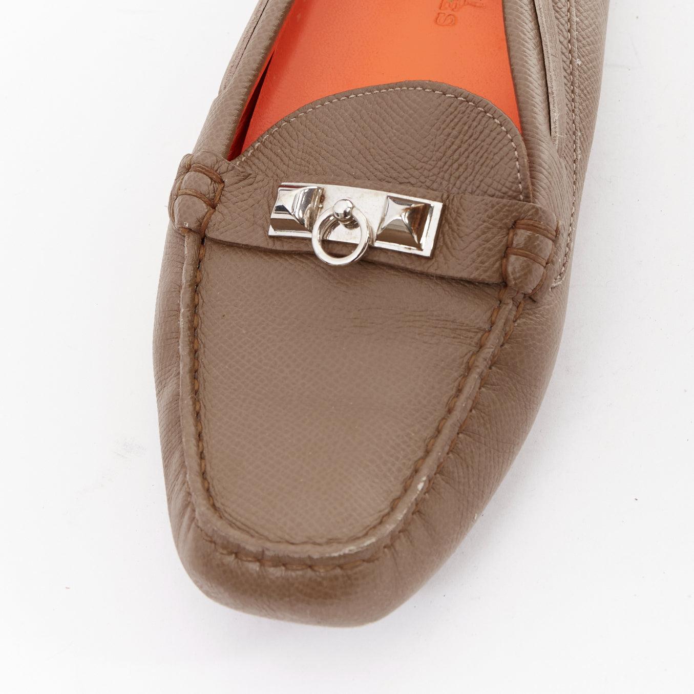 HERMES Irving stone taupe in pelle con borchie d'argento EU35.5 in vendita 1