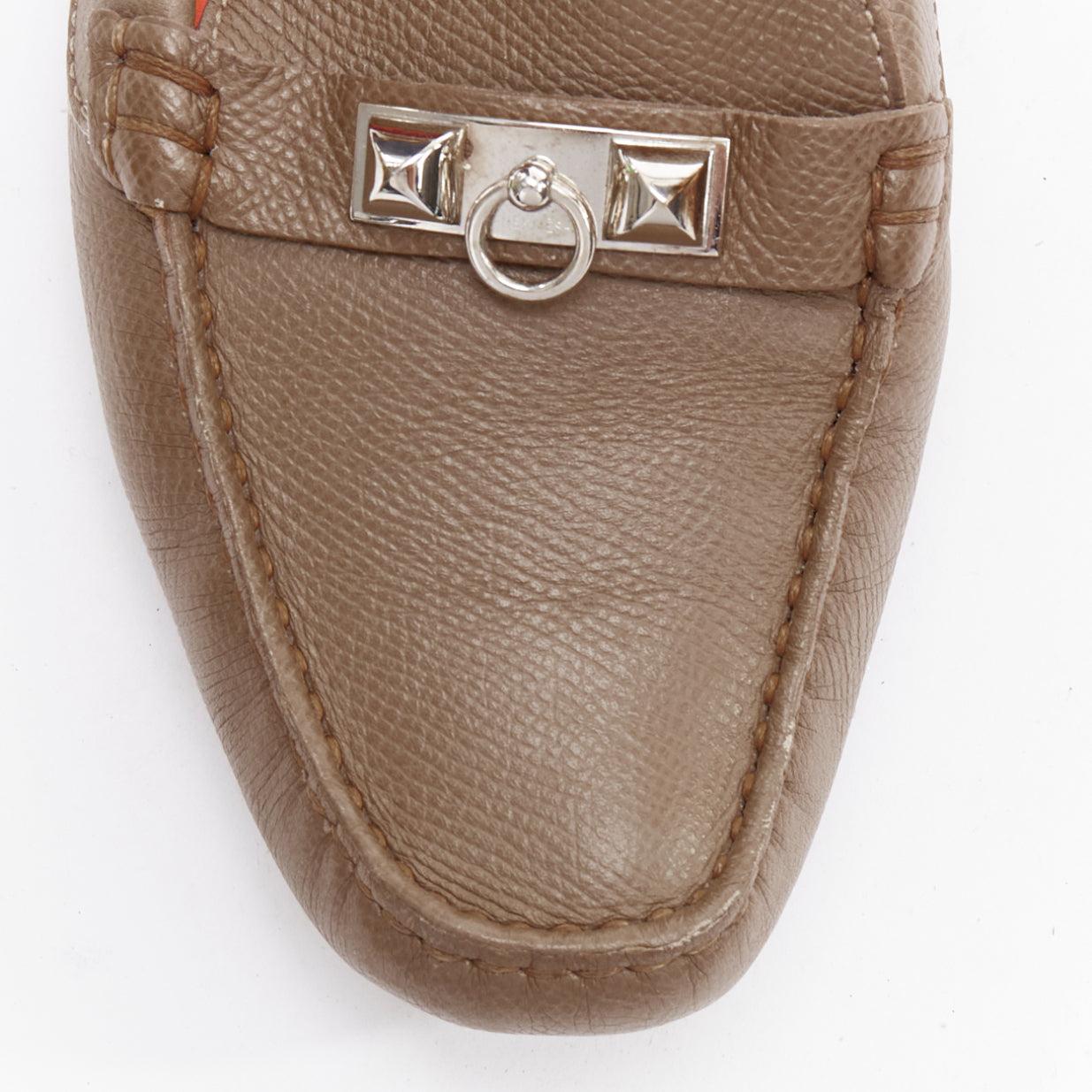 HERMES Irving stone taupe in pelle con borchie d'argento EU35.5 in vendita 3