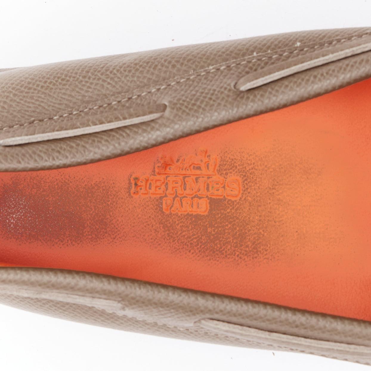 HERMES Irving stone taupe in pelle con borchie d'argento EU35.5 in vendita 4