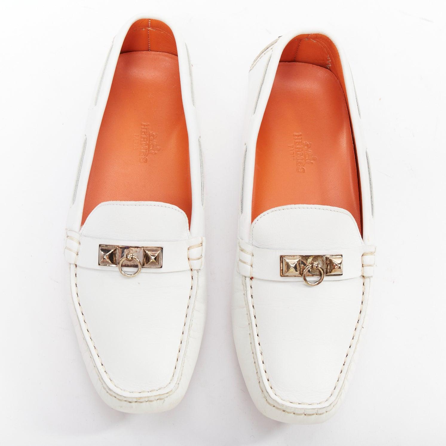 HERMES Irving mocasines de cuero swift blanco con tachuelas plateadas EU35.5
Referencia: CNPG/A00122
Marca: Hermes
Model No: Irving
Material: Piel
Color: Blanco, Plata
Patrón: Sólido
Cierre: Slip On
Forro: Piel naranja
Detalles adicionales: