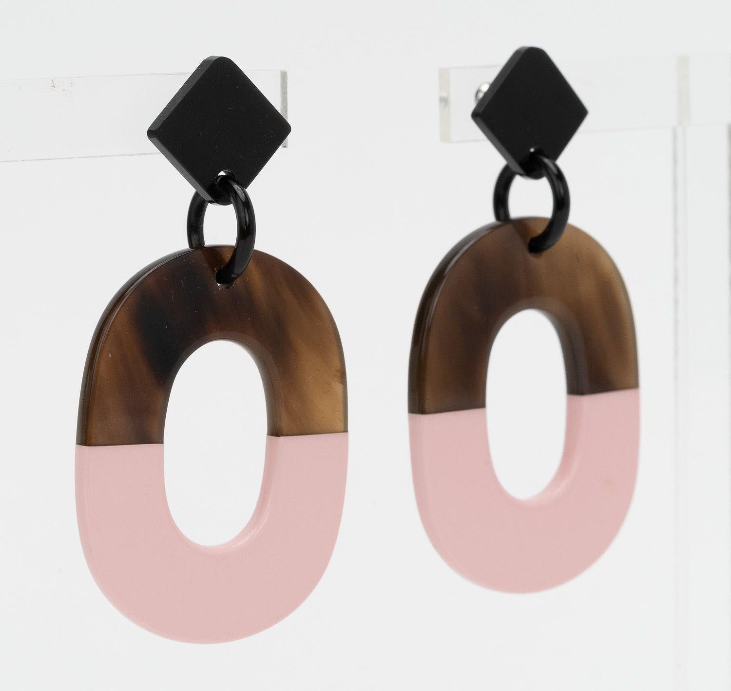 Orecchini Hermes in corno di bufalo laccato. L'Horn è un materiale naturale, il colore e il motivo possono variare rispetto all'immagine. Gli orecchini sono in ottime condizioni. Viene fornito con un sacchetto di velluto. 