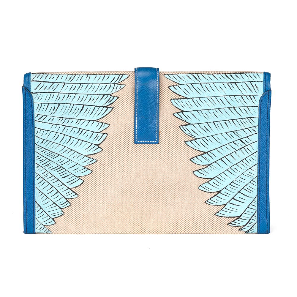 A true classic, the Jige has long been offered by Hermes. This beautiful clutch is most distinctive by its customised and hand-painted bird design, in striking shades of blue. The clutch features a fold-over top and leather “H” pull tab closure.