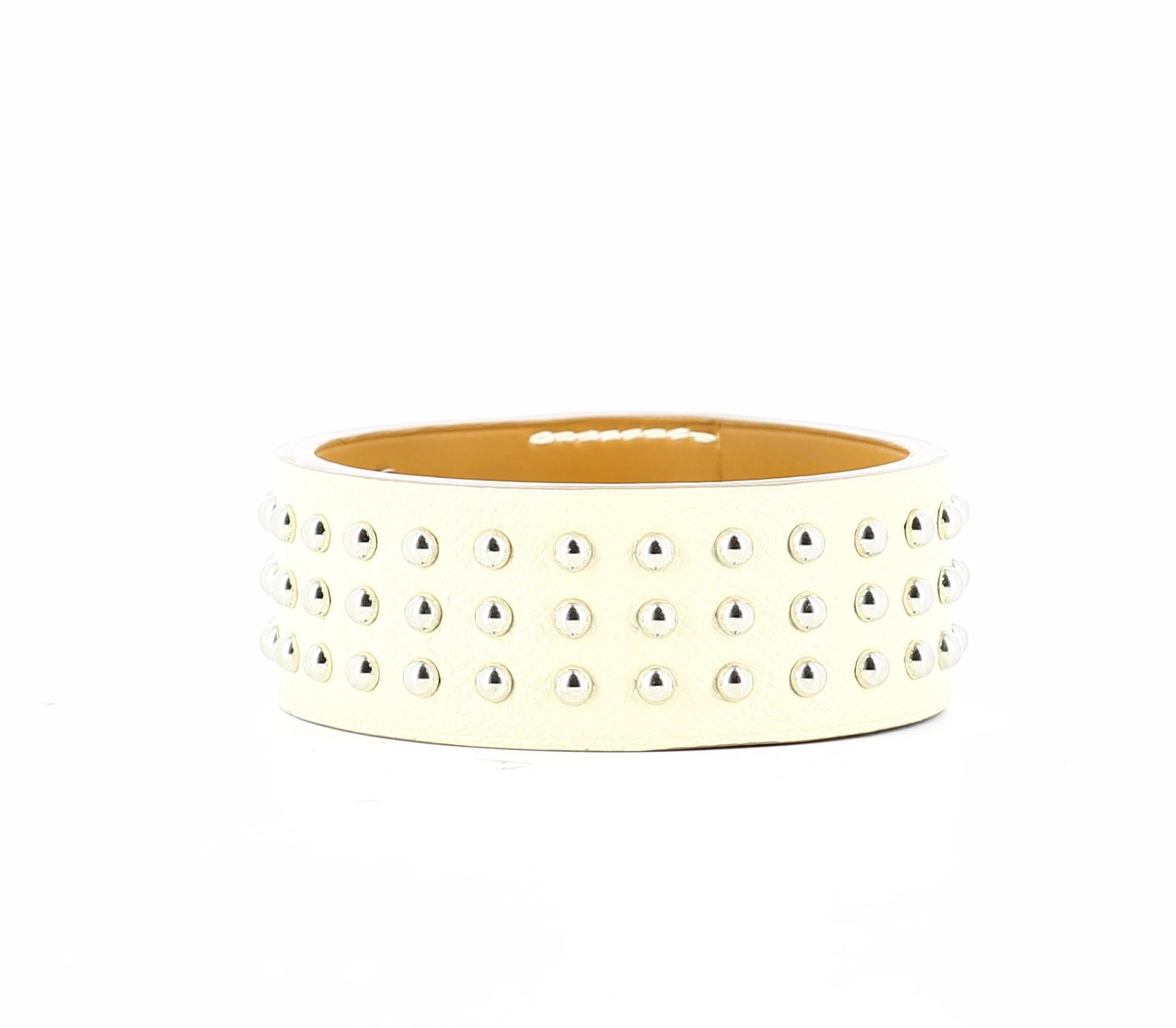 Hermes Ivory bracelet.
Very good condition, shows some signs of use and wear but nothing visible.
Epsom leather white bracelet with round shaped silver tone details.
Height
26 cm / 10 