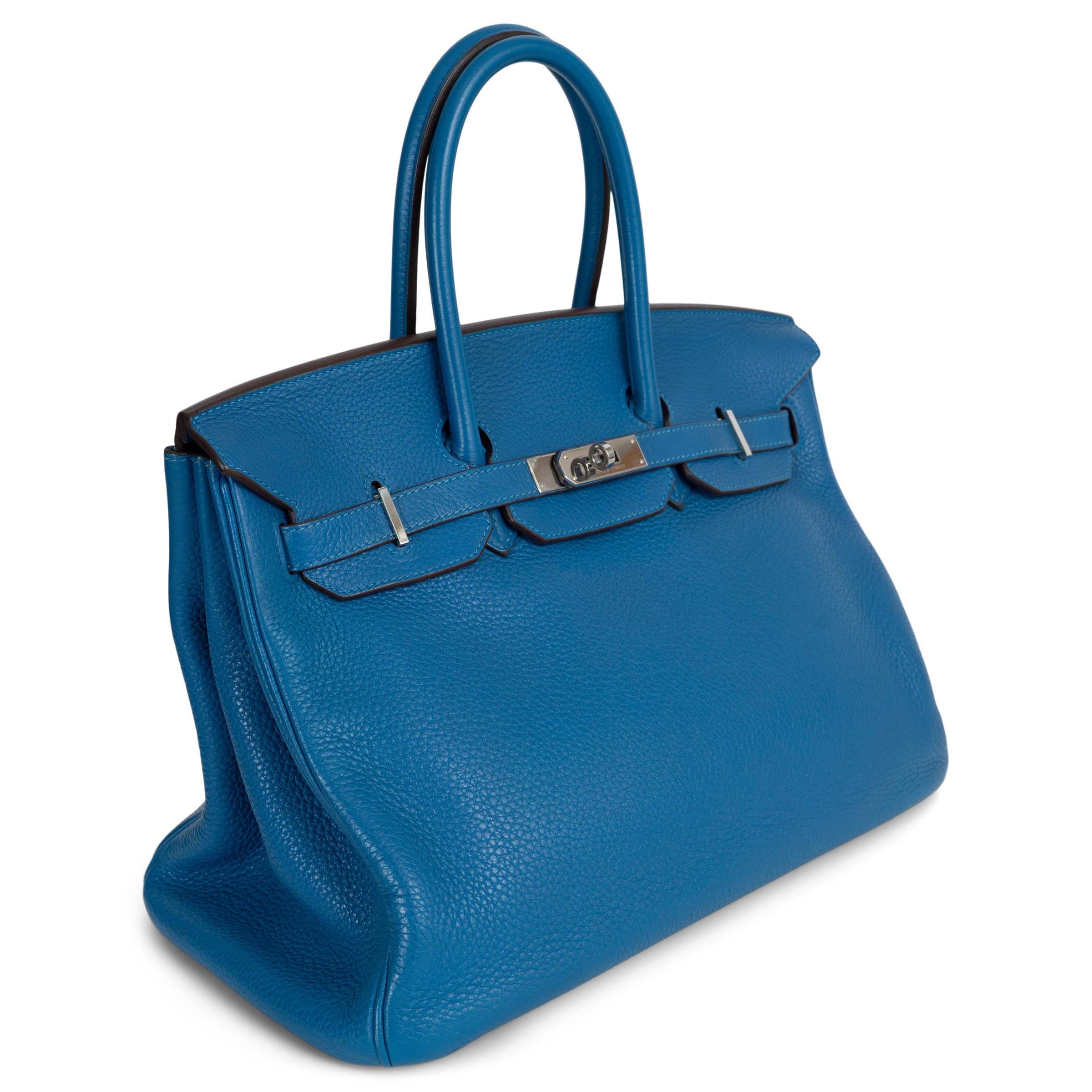 Ce sac Hermès Birkin 35, 100 % authentique, est réalisé en cuir Clémence luxueux dans la teinte bleu Izmir. Connu pour sa texture souple et sa durabilité, le cuir Silhouette confère au sac une silhouette à la fois décontractée et raffinée. Fini avec