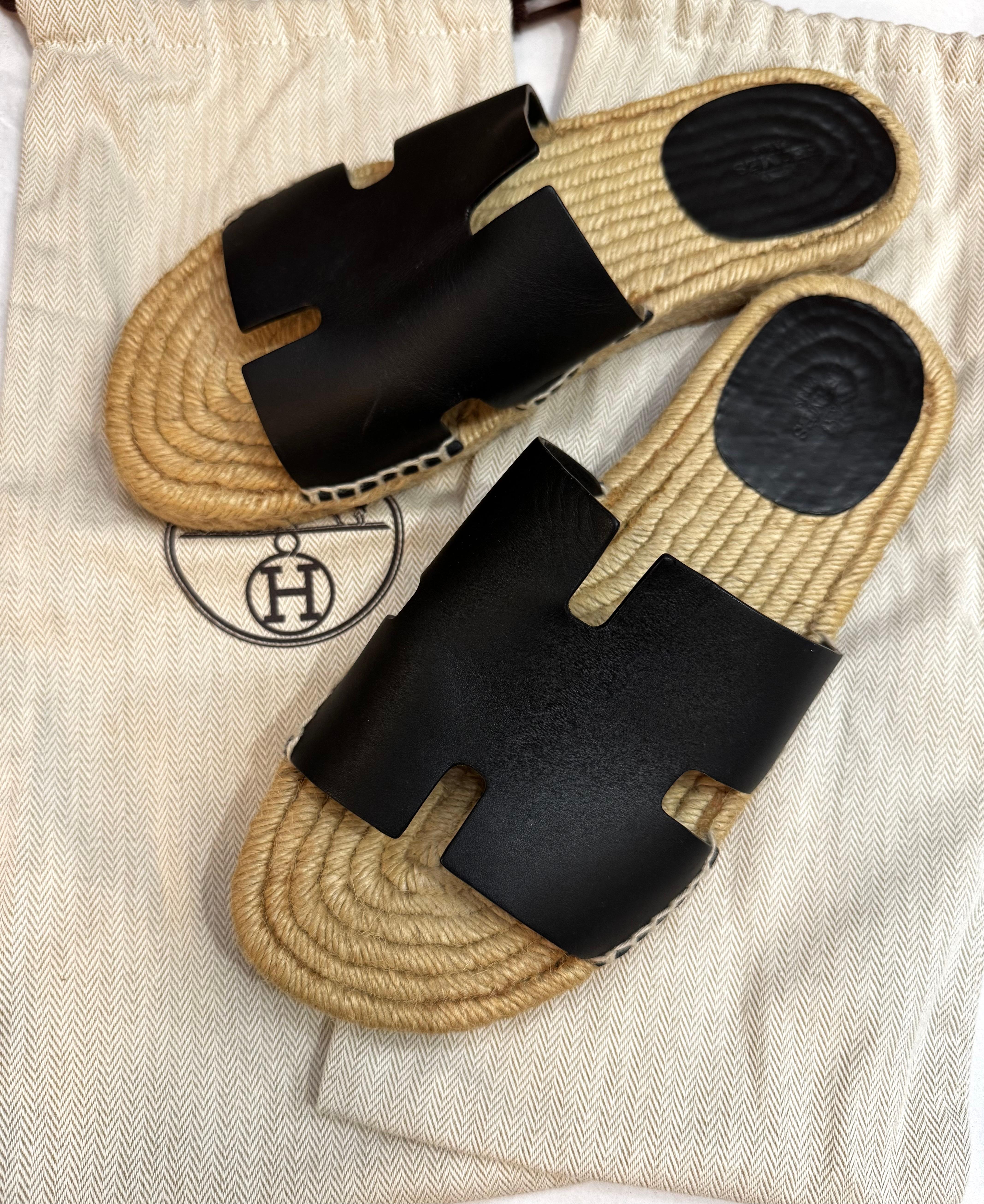 These men’s HERMES Izmir sandles are crafted of natural rope trimmed with black calfskin patch. Made in Spain. Men’s size 41 EU. Come with dust bags.

Condition - Generally in good pre-loved condition. No odor 