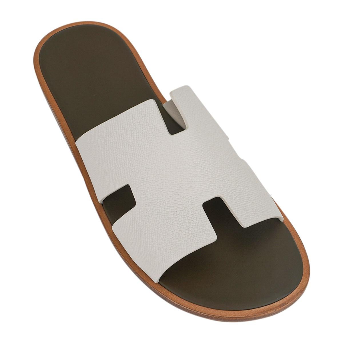 Mightychic offers a pair of  Hermes Men's Izmir sandals featured in Beige Glaise and Vert Toundre.
The iconic H cutout over the top of the foot in Epsom leather.
Sophisticated colours in a silhouette that works for every wardrobe.
Insole is Vert