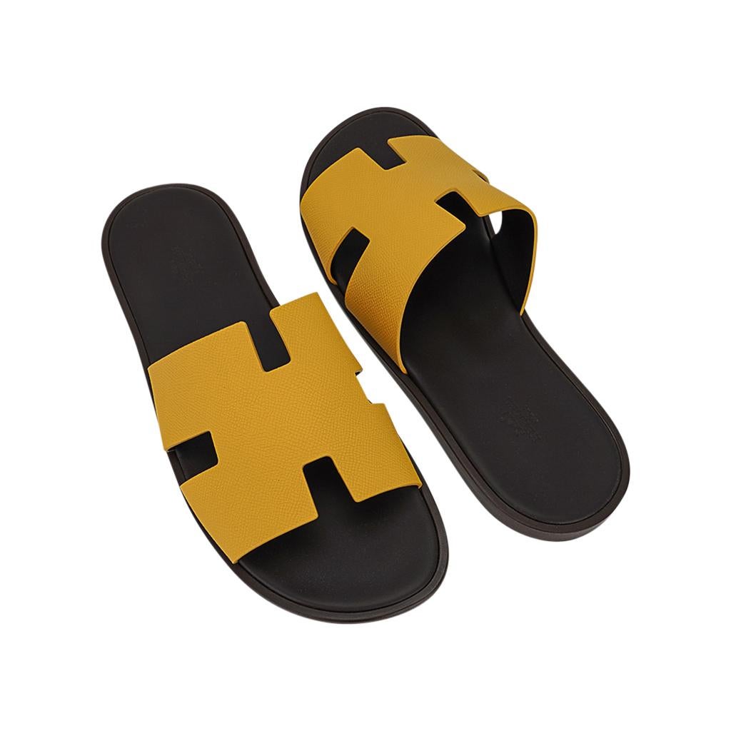 Mightychic offers a pair of Hermes Men's Izmir sandals featured in Sunny Yellow.
The iconic H cutout over the top of the foot in Epsom leather.
The upper sole is lined in Mahogany calfskin.
Sophisticated colour in a silhouette that works for every