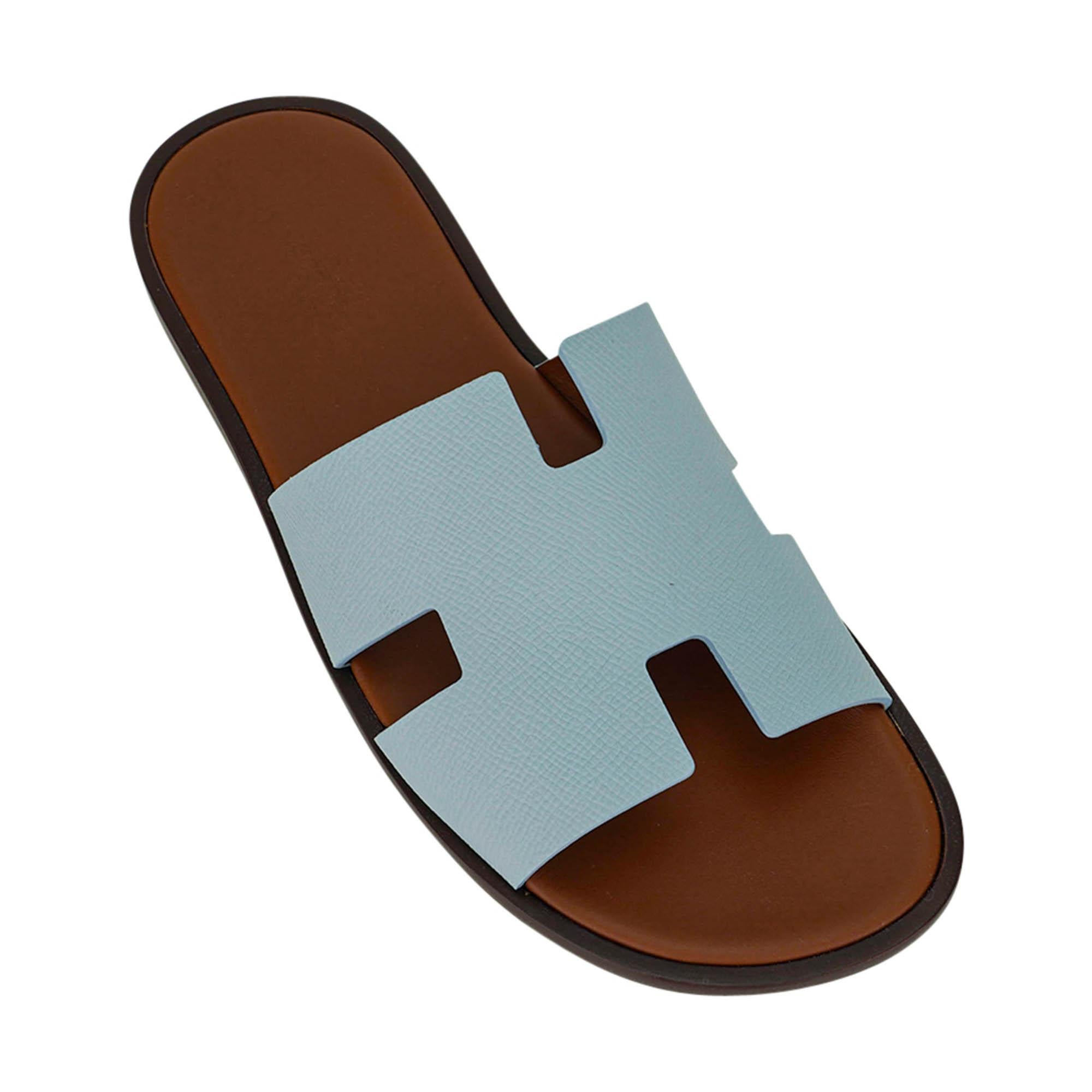 Mightychic offers a pair of Hermes Men's Izmir sandal featured in Vert d'Eau with Naturel insole leather lining.
The iconic H cutout over the top of the foot in Epsom leather.
Sophisticated colours in a silhouette that works for every
