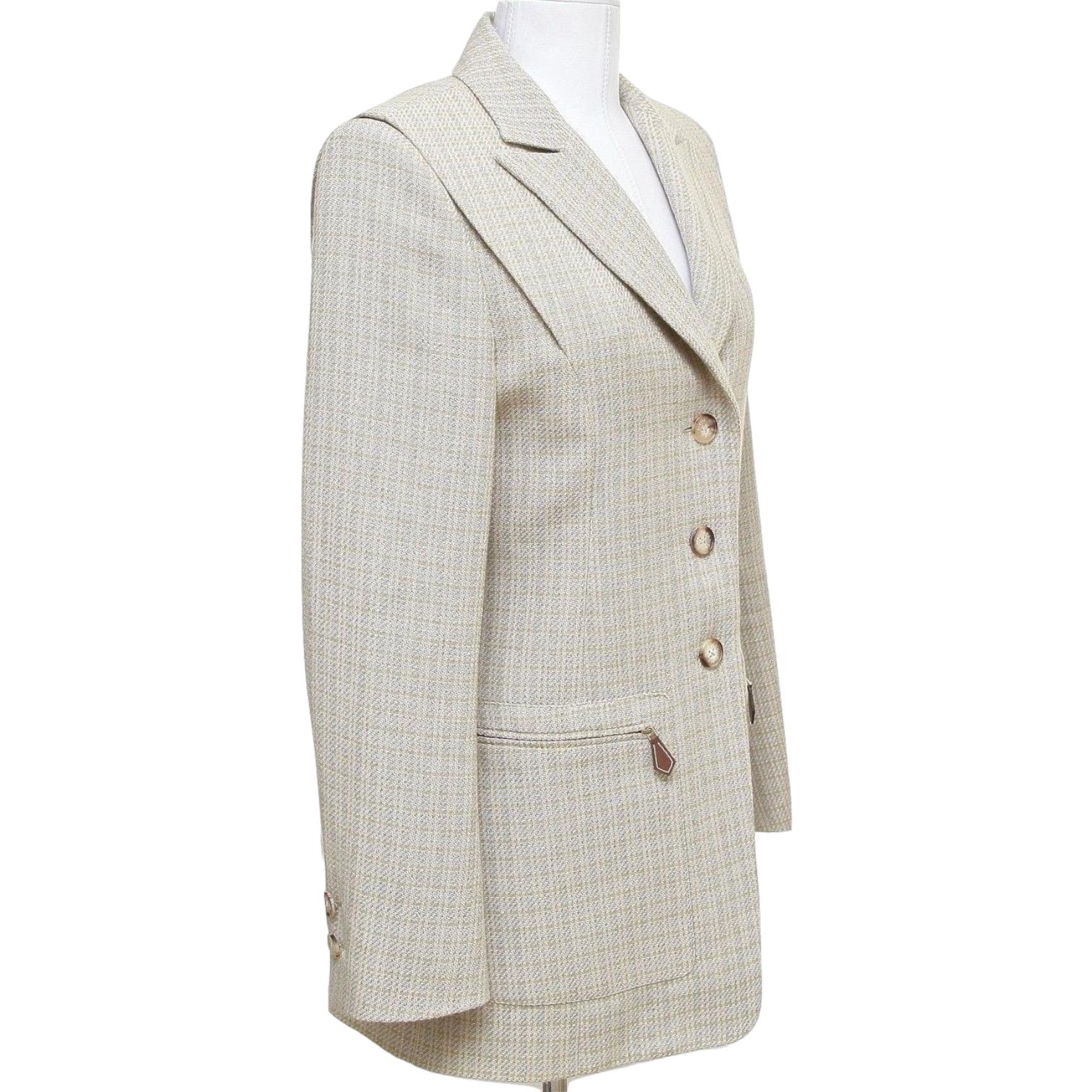 GUARANTEED AUTHENTIC VINTAGE HERMES LINEN WOOL BLAZER Collector's Piece!

Size: 38

Material: 65% Linen, 35% Wool, Silk Lining

Design:
- Single breasted 3 button elegant fit jacket.
- Beautiful in a very light green and yellow.
- 2 zip pockets on