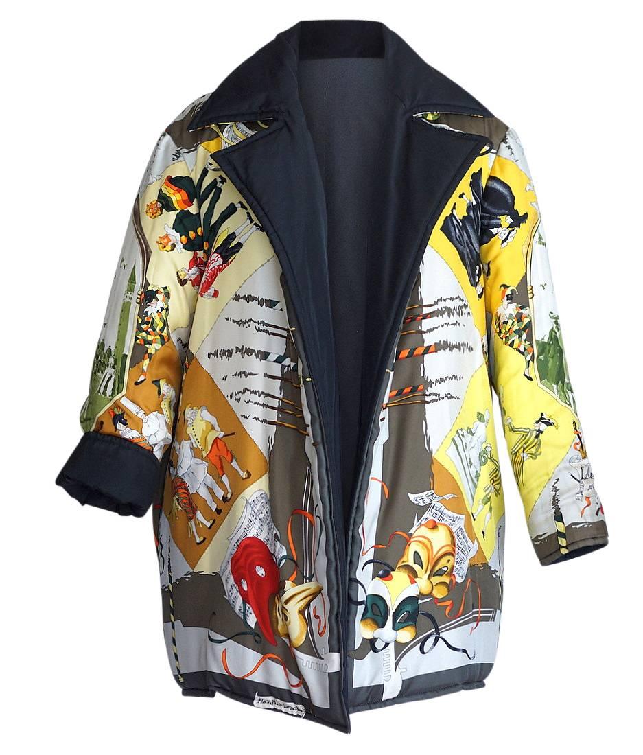 Mightychic offers a vintage Hermes Le Carnavale de Venise reversible scarf print silk jacket.
Beautiful Le Carnavale de Venise scarf print jacket with gentle wadding.
Depicts the iconic Venetian Carnaval with yellow and gold as principal
