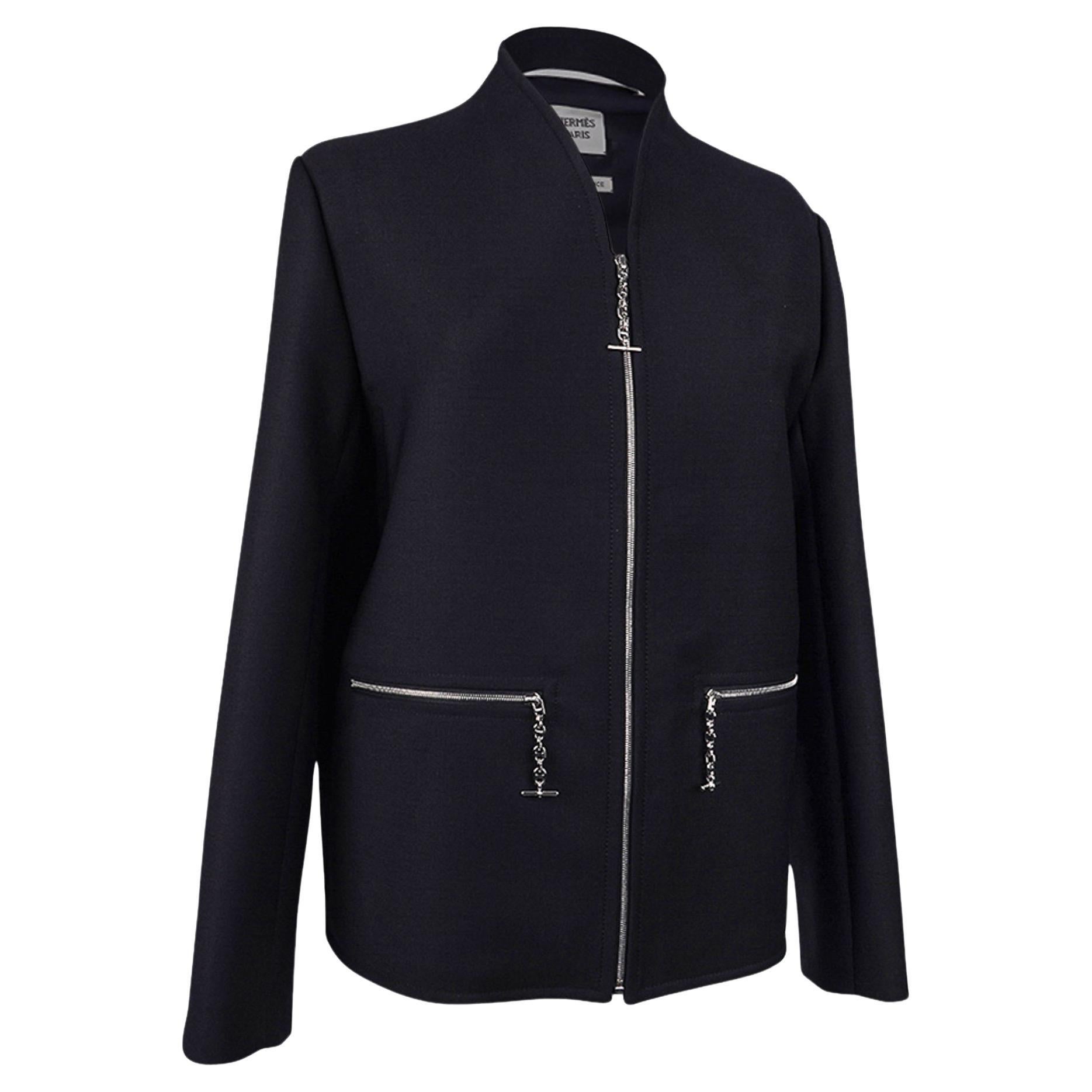 Mightychic bietet eine Hermes-Jacke in Marin mit Chaine d'Ancre-Reißverschlüssen an.
Frontreißverschluss und Taschen.
Palladiumbeschichtete Chaine d'Ancre-Züge an allen Reißverschlüssen.
Hinten mit umgekehrten Falten.
Der hintere Mandarinenkragen
