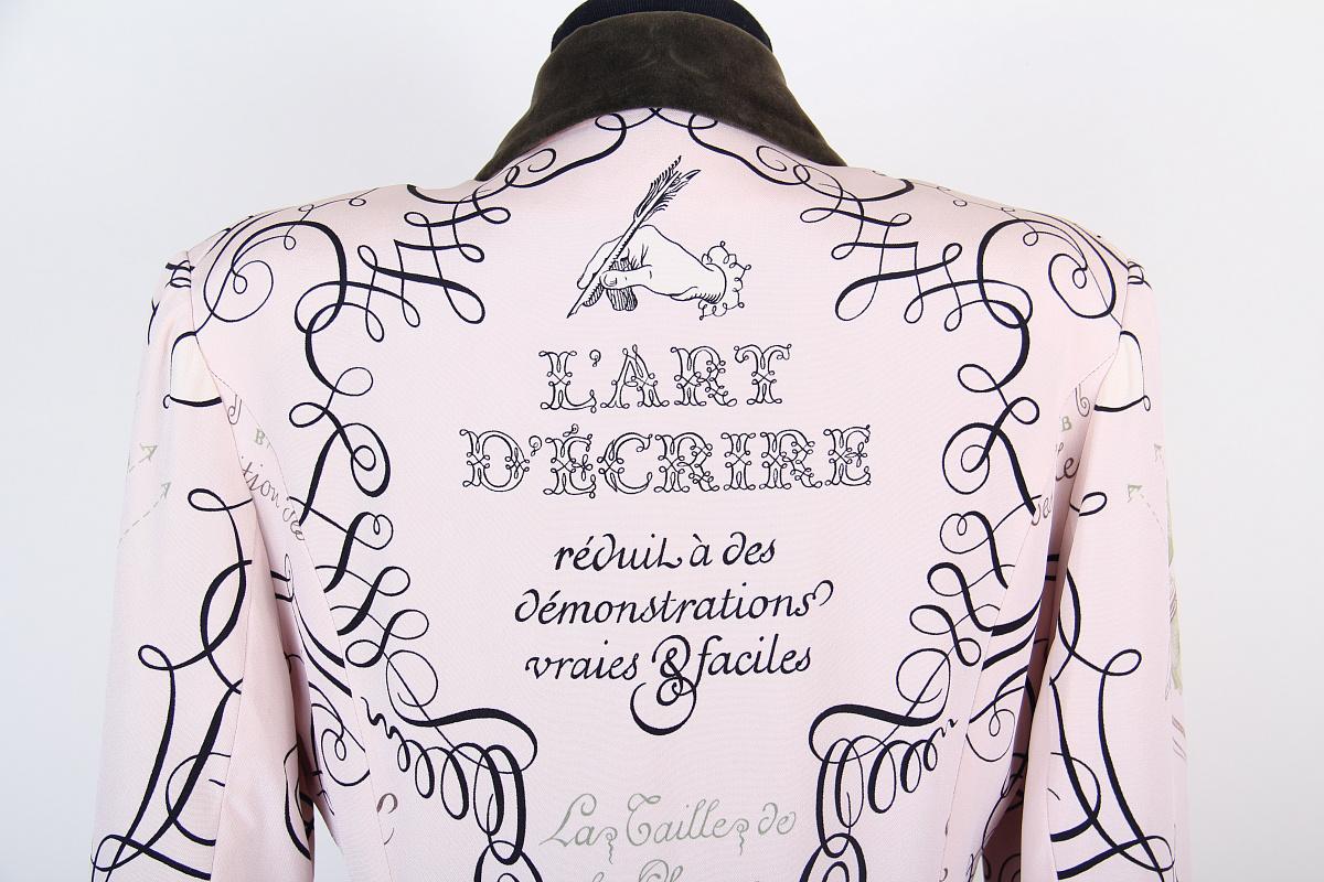 Hermes Jacket Vintage L’Art D’Ecrire Silk Print
Beautiful lettering and calligraphy - and people at desks.
Branded buttons
HERMES PARIS stands out in different places.
This is a spectacular and very collectible item.
Fabric - 100% silk.

the print