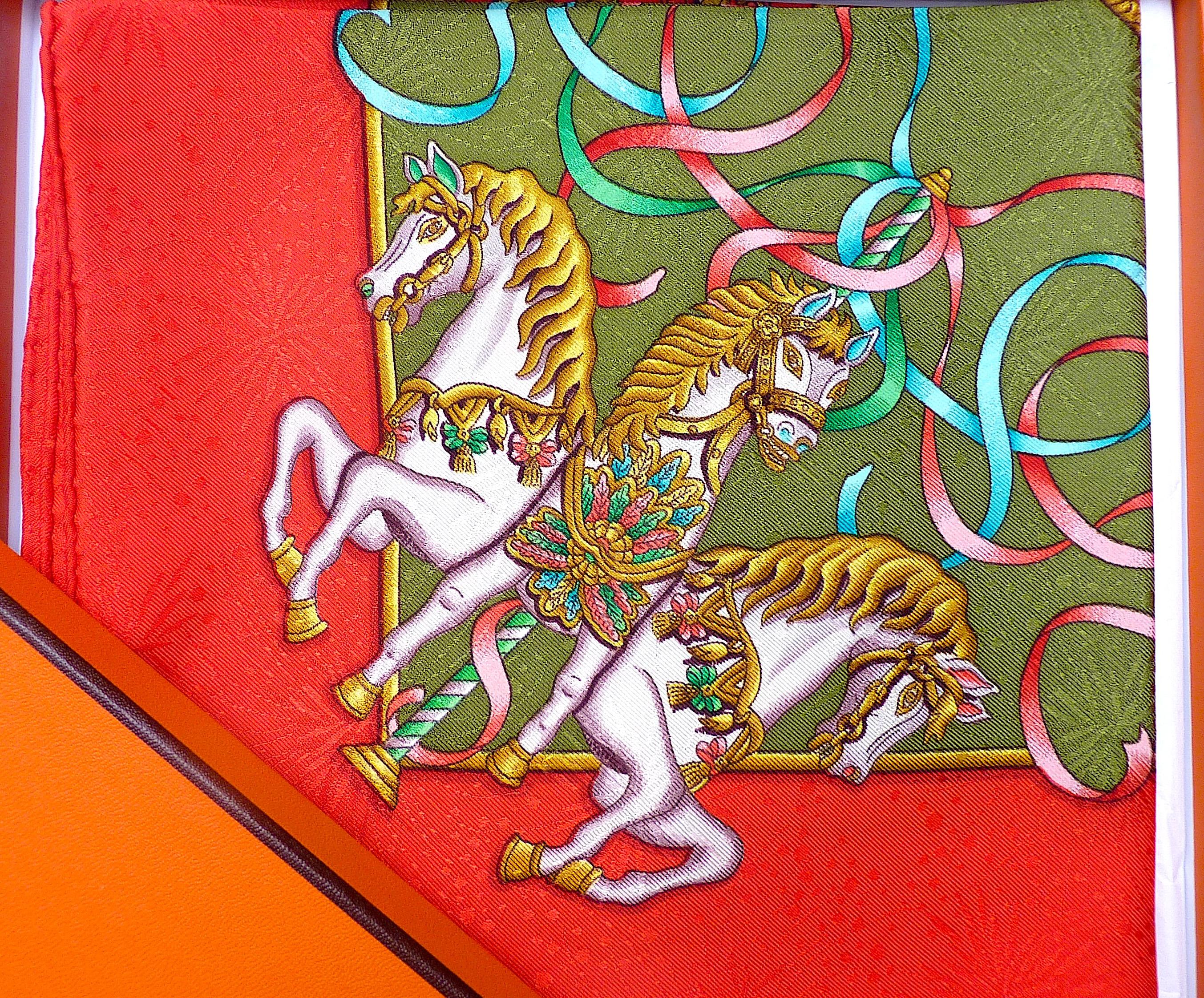 HERMES Silk Carré, 90 x 90cm, mit dem Titel Luna Park, von Joachim Metz, perfekter Zustand mit Box !
Dieser Hermes-Schal ist aus fantastischer Jacquard-Seide gefertigt, in die ein Feuerwerk eingewebt ist. Diese Art von Seide wurde in den 90er Jahren