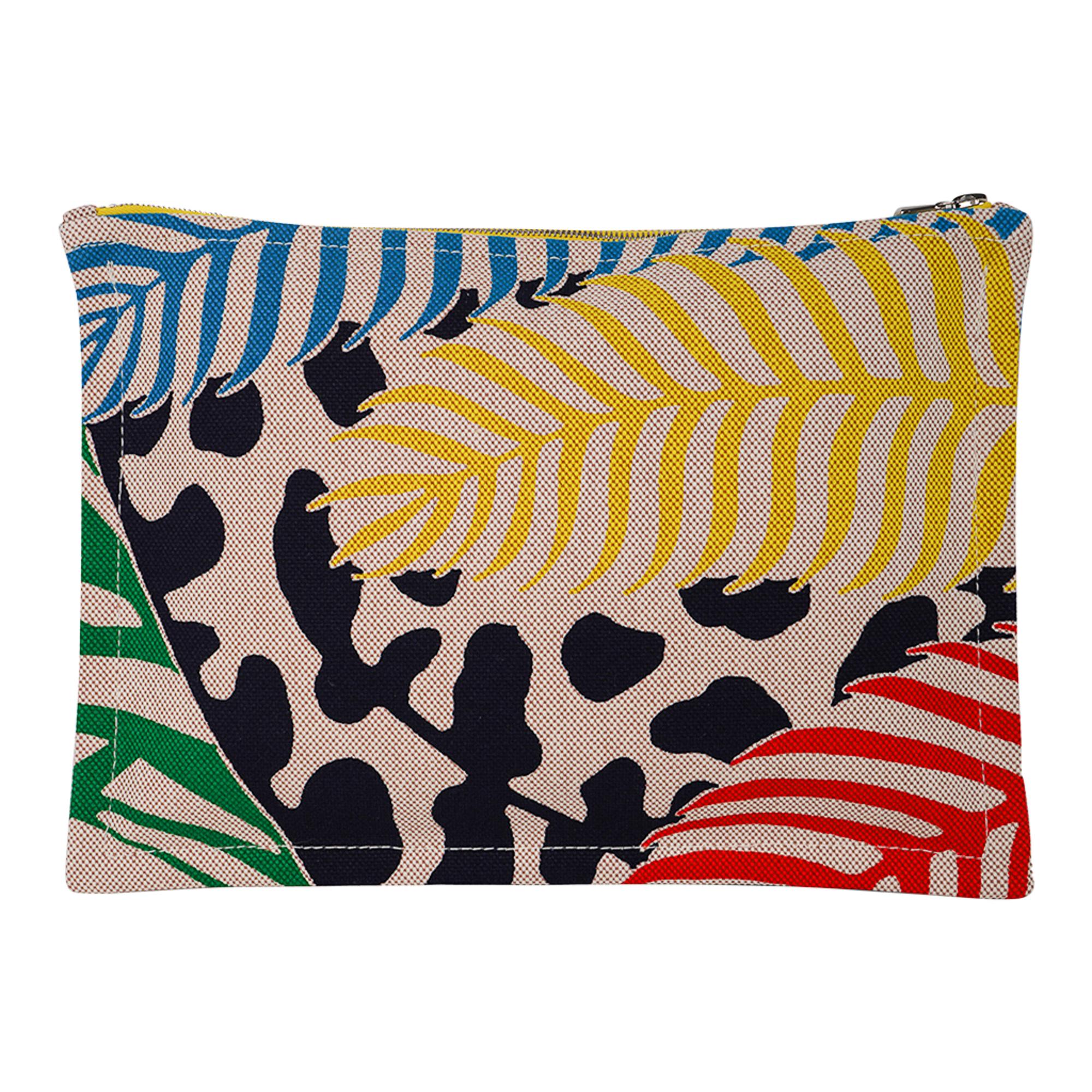 Mightychic offers an Hermes Jaguar Quetzal case featured in Canard and Orange.
Beautifully screen printed (12 screens) in water resistant Toile.
Designed by Alice Shirley.
Top zipper with embossed metal pull.
Cotton canvas makes this a wonderful