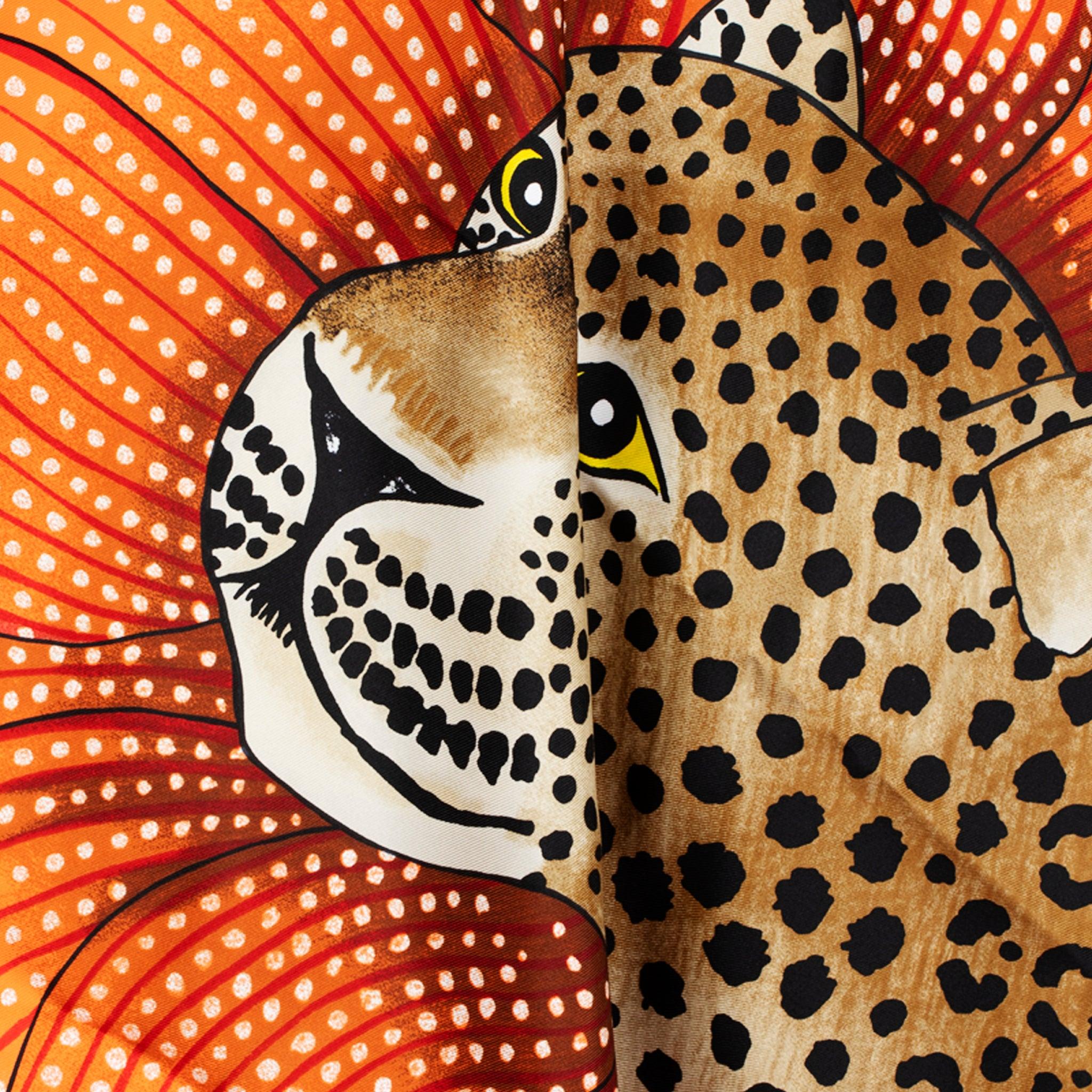 Esempio inconfondibile della maestria di Hermès, questo vivace abito foulard presenta il disegno 