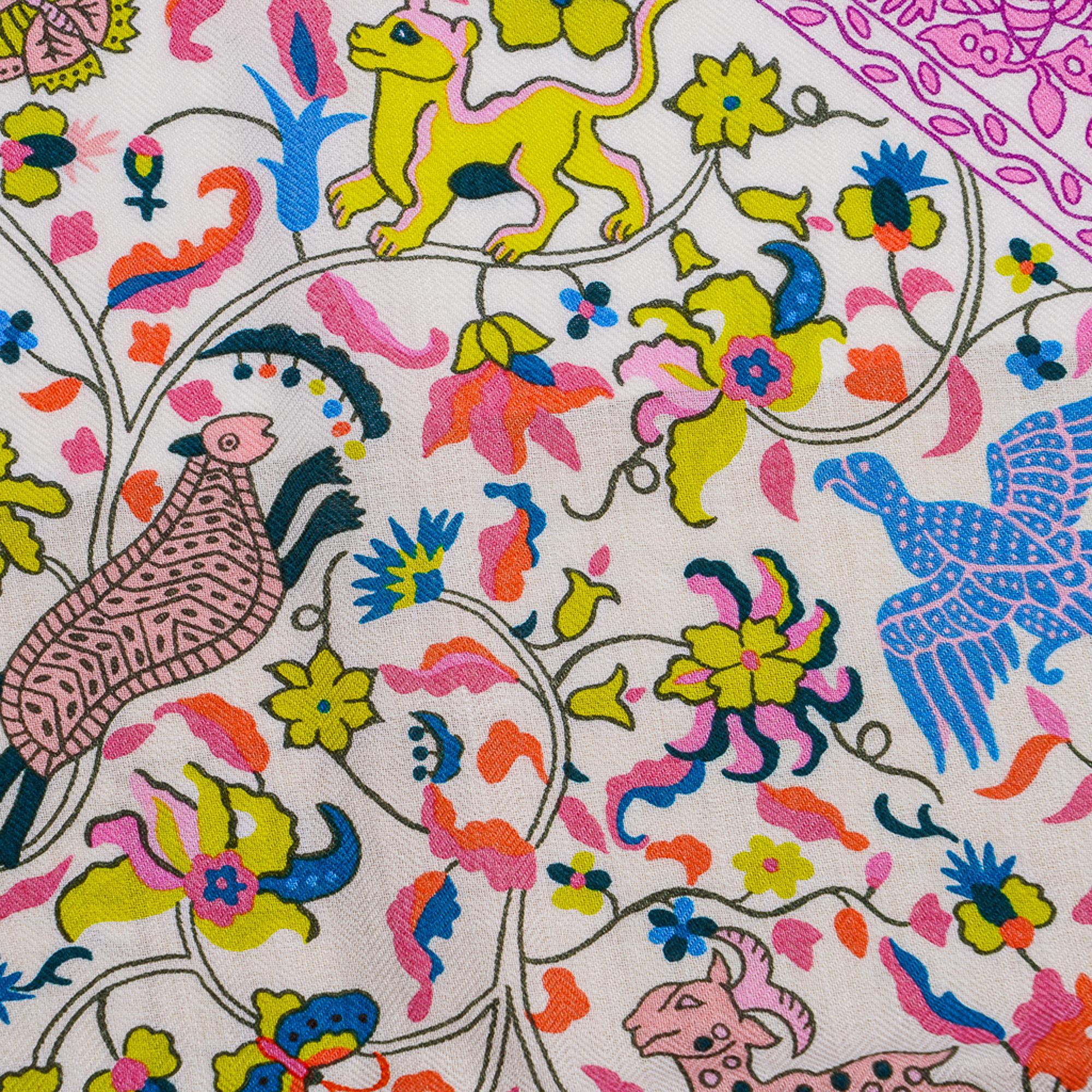 Mightychic offre un  garantie authentique Hermès Cachemire Soie Châle GM 140 cm Parures de Samouraïs.
Cette composition exquise conçue par Aline Honore présente une armure et des motifs floraux.
Des tons vifs en vert, corail, et rose indien.
Les