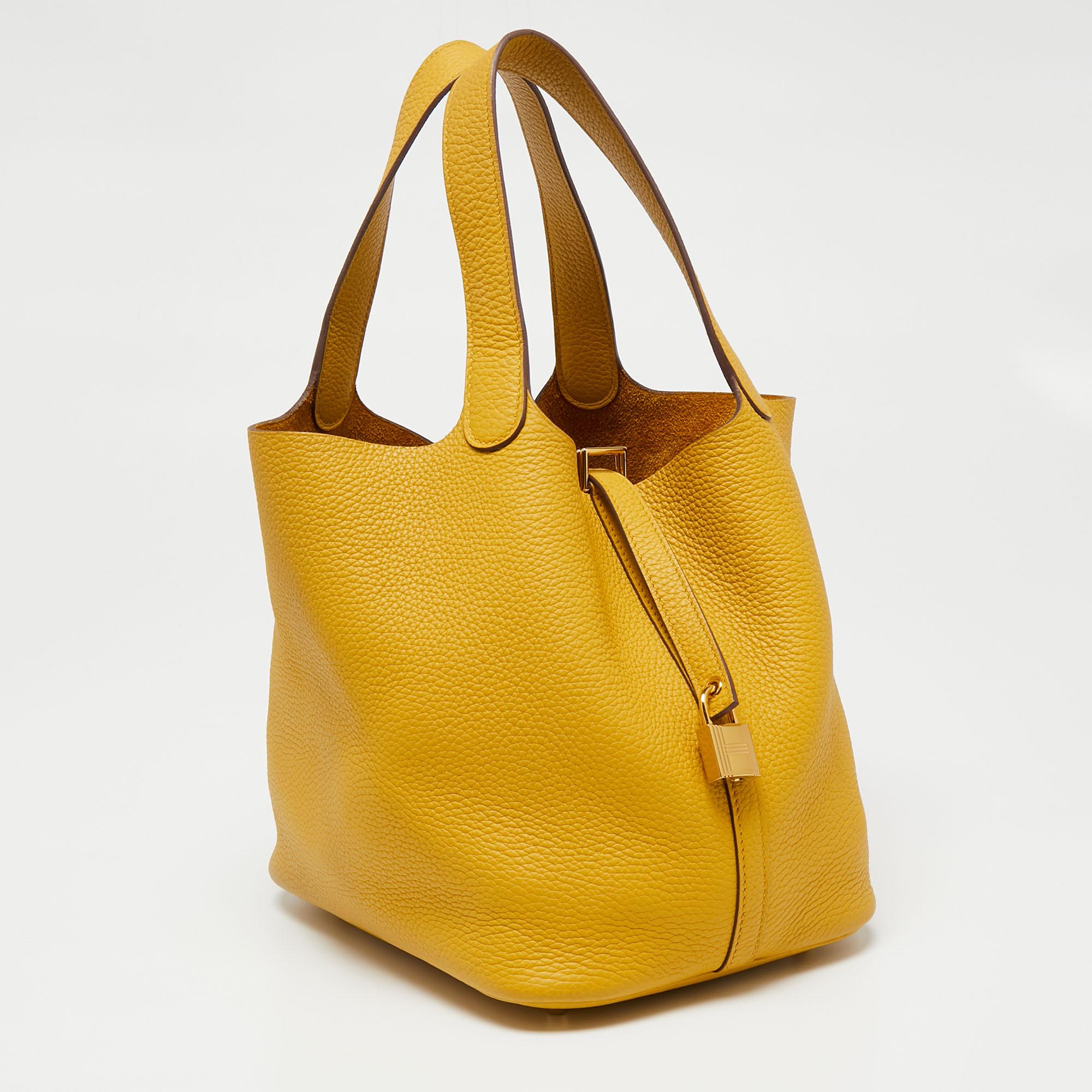 Hermès Jaune Ambre Togo Leather Picotin Lock 22 Bag In Good Condition In Dubai, Al Qouz 2
