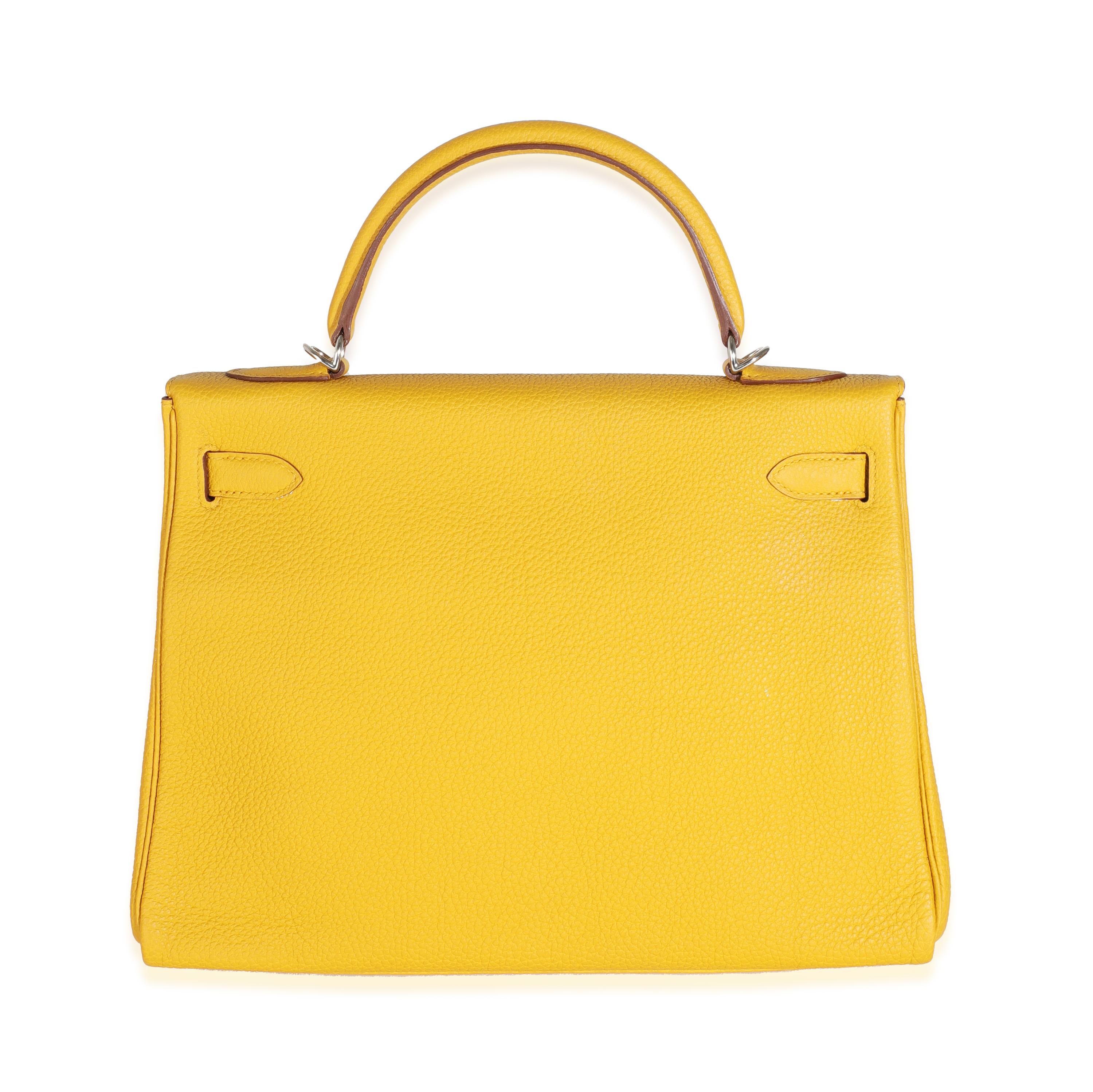 Listing Title : Hermès Jaune Ambre Togo Retourne Kelly 32 PHW
SKU : 138731
Condit : Usagé 
Description de l'état : Officiellement rebaptisé en 1977, le sac Kelly d'Hermès s'appelait à l'origine le Sac à Dépêches (qui se traduit par 