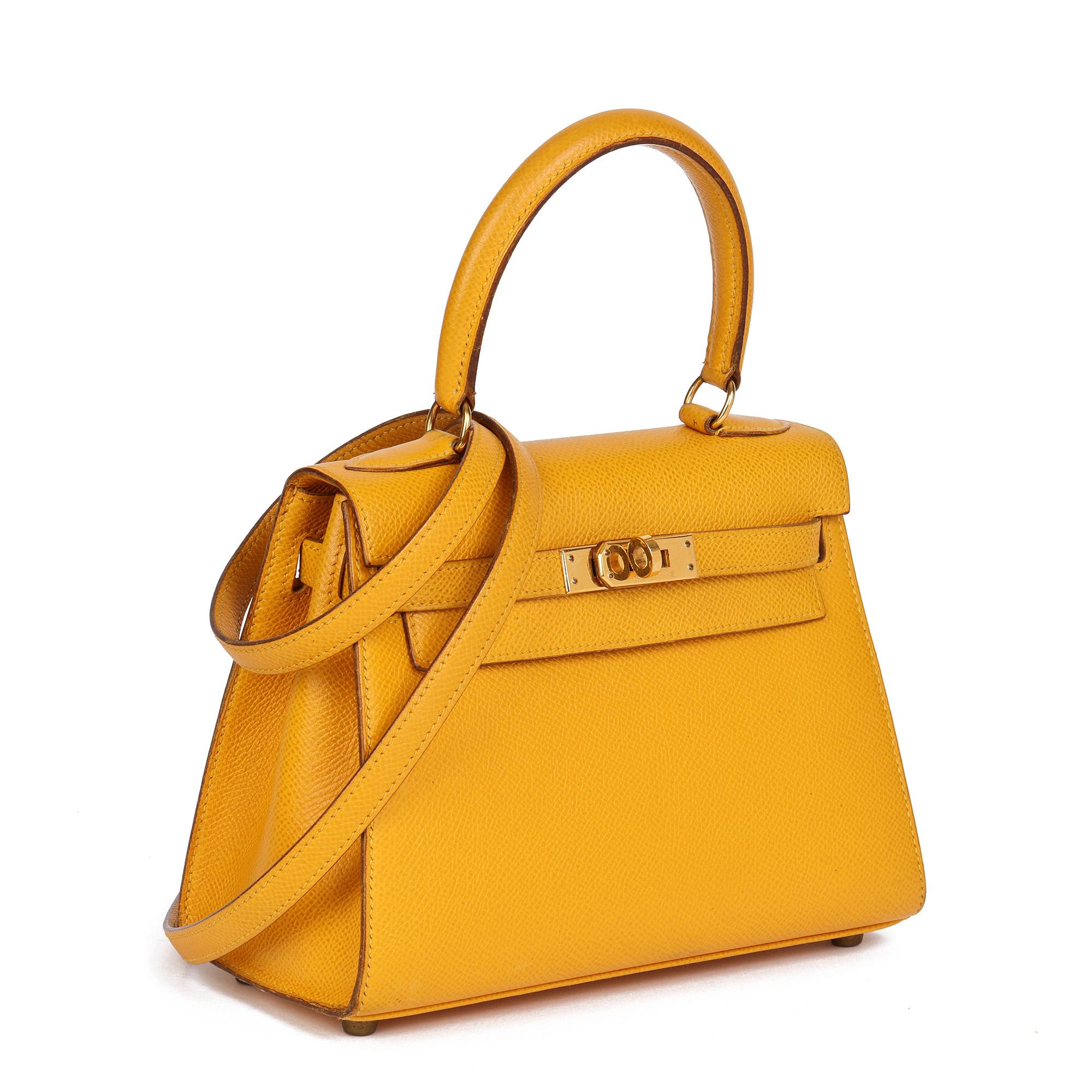 Hermès Jaune Courchevel Pelle Kelly 20cm Sellier

Dettagli del prodotto
Xupes Ref: JJLG091
Marchio: Hermès
Modello: Kelly 20cm
Tipo: Maniglia superiore, spalla
Numero di serie: (V)
Età: 1992
Accompagnato da: sacchetto antipolvere Hermès, scatola,