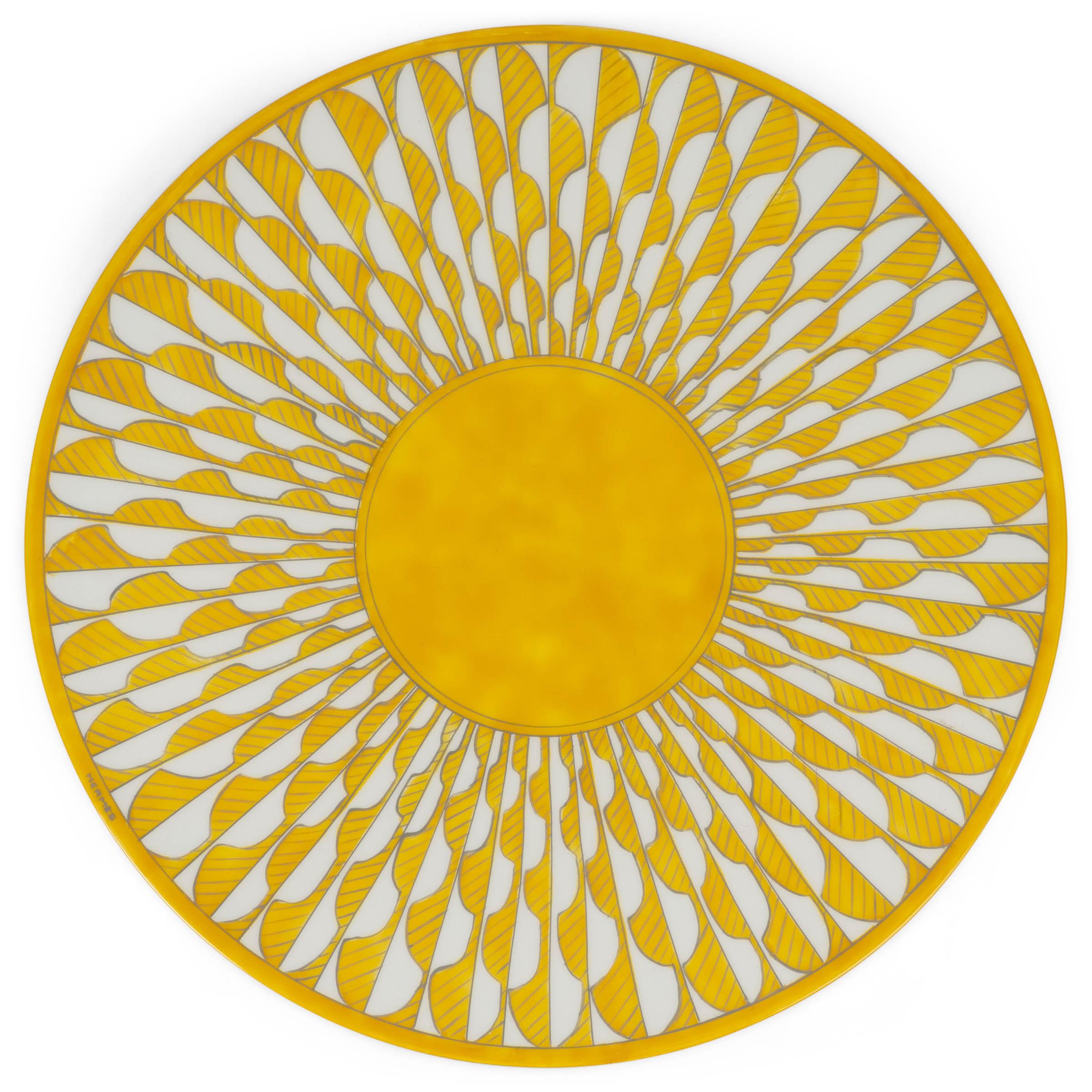 Esta caja mediana Hermès Soleil d'Hermès 100% auténtica está fabricada en madera lacada a mano en Jaune d'Or (amarillo) con un motivo Soleil gris antracita. Inspirado en el sol mediterráneo, el diseño capta la luz cálida y resplandeciente a través